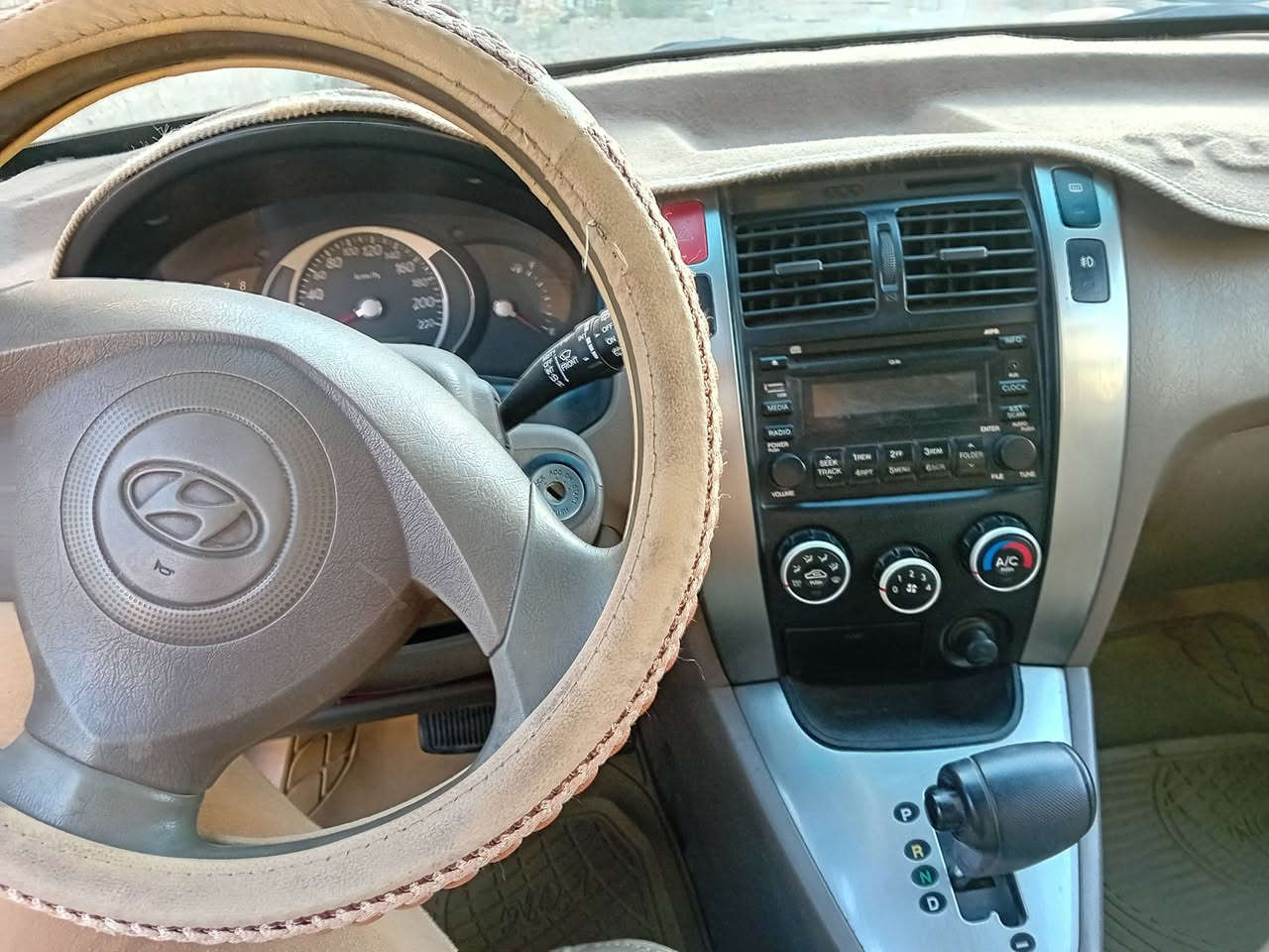 سلام عليكم توسان موديل ٩بيه صبغ باب السائق والي بصفه بدون دواخل كير محرك مكفول سعره ١٠٥ بيه مجال قليل بغداد 
***********
***********
