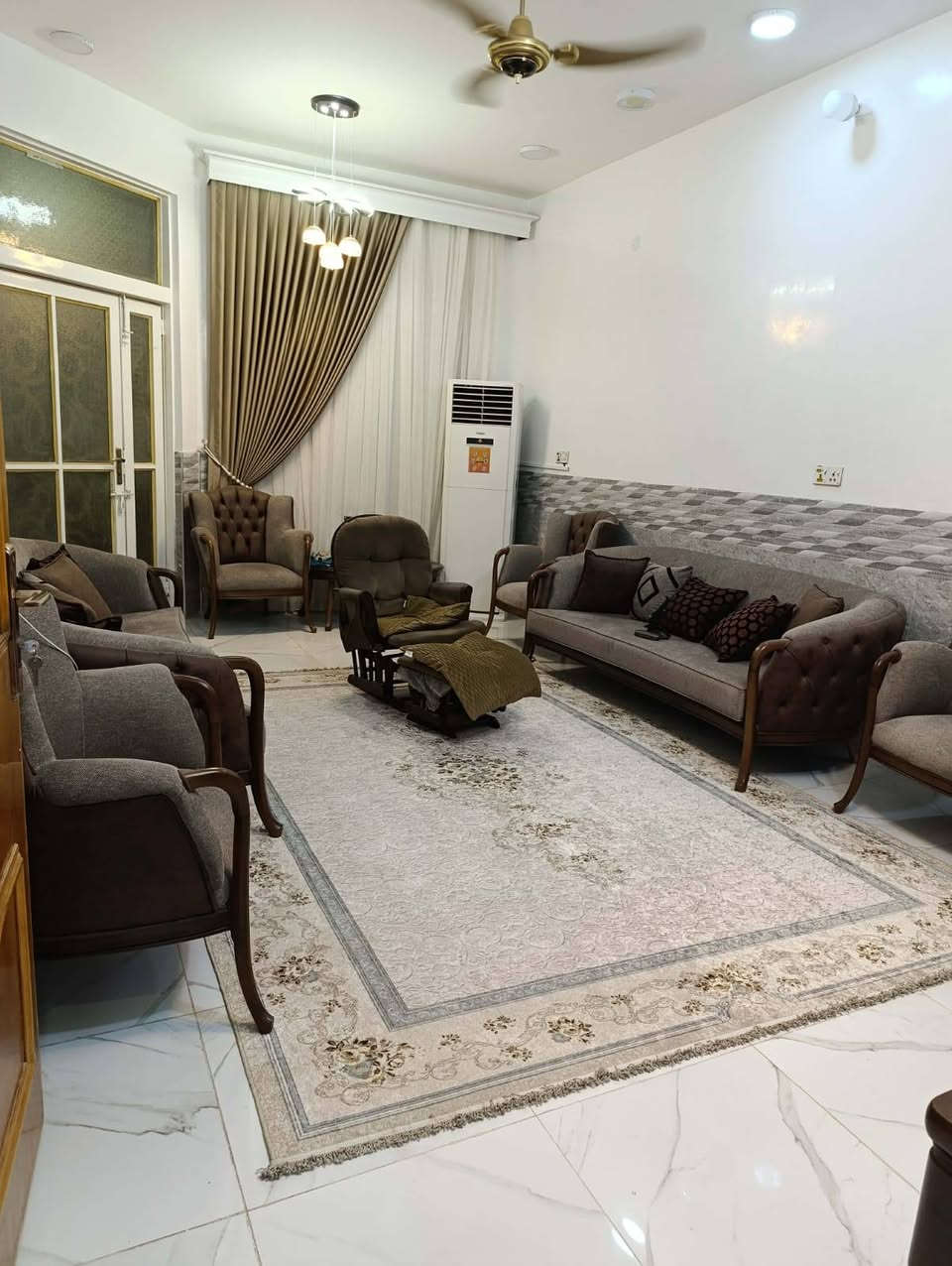 عقار للبيع الخاجيه حي الأعلام يقع على شارعين شارع ٣٠ وشارع ٢٠ المساحه ٢٤٠م الاتصال على ***********
