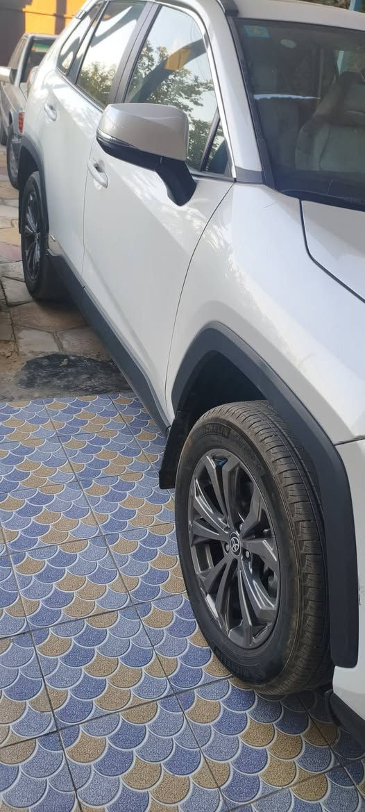 سلام عليكم 

راف 4 للبيع فول مواصفات XLE بريميوم هايبرد 

السياره نظيفه ومابيه نقص وبااسمي السياره 

🔹 الموديل:2024

🔹 التسجيل: رقم بغداد

🔹 المواصفات:

✅ محرك 2500 هايبرد 

✅ بصمة تشغيل + أبواب + صندوق
داخل لونين +فتحة سقف
✅ شاشة حجم كبير

✅ صندوق كهربائي

✅ تبريد قطعتين

✅ كشن سائق كهربائي

✅ تدفئة كشنات 

✅ رادار أمامي وخلفي 

✅ مانع تصادم

✅ تحديد مسار

✅ مانع تزحلق

✅ هندبريك بصمة

✅ فور ويل

✅ 3 أوضاع قيادة (نورمال - ايكو - سبورت)  

‏✅ ABS
بغداد
***********
ابو غزوان
