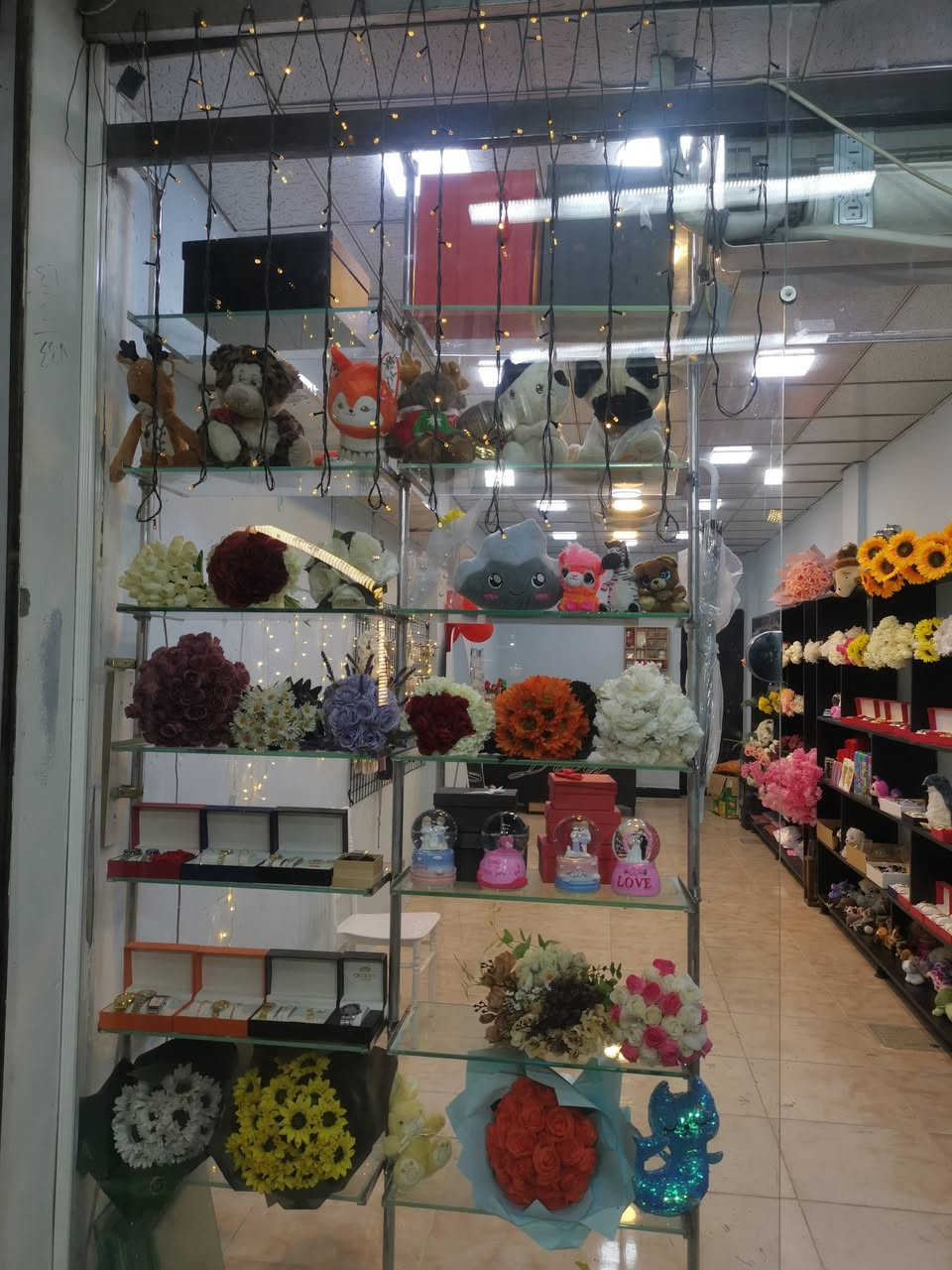 سلام وعليكم المحل للبيع ورود للهدايا سعر جدا مناسب عنوان المحل سايدين الاسرى والمفقودين مقابل حلويات سما للاستفسار الاتصال او مراسله الصفحه ***********
