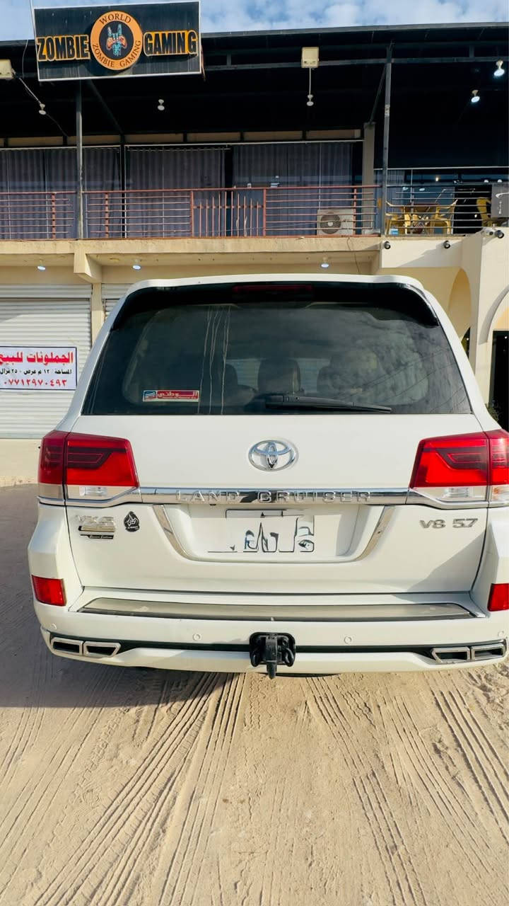 لاندكروز 2017 VXR بدون جكات للبيع 
مكفوله كفاله عامه عدا بارد قليل في الجاملغ الامامي من جهة السائق بريم فول رقم بغداد بأسمي  ماشيه 200 الف حقيقي  . ⁠محرك 8 سلندر 5700. ⁠تشغيل عن بعد . ⁠ويل 20 ياباني اصلي . ⁠ مغلفه ستتم PPF. ⁠عداد لكزز . مكاني البصرة قضاء عزالدين سليم(الهوير) 
السعر 515 وبيها مجال قليل 
⁠رقمي *********** المدينة, البصرة
