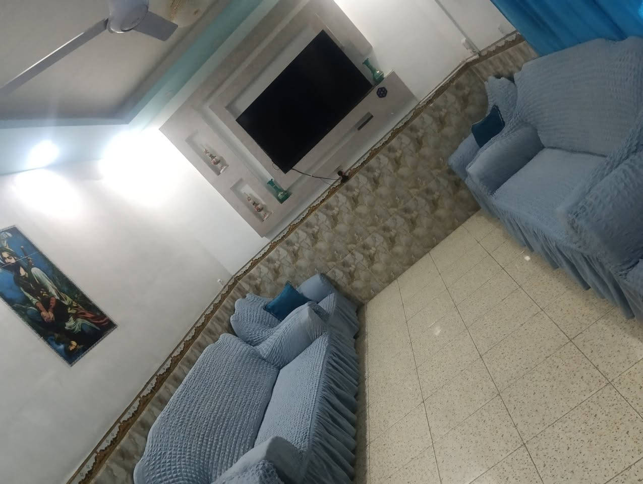 🔹 دار للبيع – موقع مميز 🔹
▪️ السند: زراعي سند 25
▪️ مشمول بالتطويب 

▪️ المساحة الكلية: 200 م
▪️ البناء: 100 م
▪️ حديقة: 100 م+ أساس نظيف خارجي
▪️ ركن على شارعين
▪️ تبليط وخدمات كاملة
📐 الواجهة: 20 م
📏 النزال: 10 م
🚧 عرض الشارع أمام الدار: 8 م
🚧 عرض شارع الركن: 10 م
📍 يبعد عن الشارع العام: 80 م فقط
🏠 تفاصيل البناء:
🔸 الطابق الأرضي:
غرفة 3.5 × 5
صالة 4 × 6
مطبخ
تخاريج
🔸 الطابق الثاني:
غرفتان
الأولى: هيكل
الثانية: 4 × 6
📍 العنوان:
نادر الثالثة – التاجية الزراعي – شارع أبو حمد
⚡ الخدمات:
ماء، كهرباء، مولدة ذهبية، تبليط للباب (خدمات كاملة )
📞 للاستفسار: الاتصال على ***********
