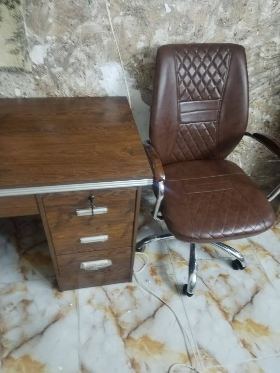 السلام عليكم ميز مكتبي جديد مع كرسي متحرك طبي السعر ١٩٠ الف وبيهن مجال بسيط***********
