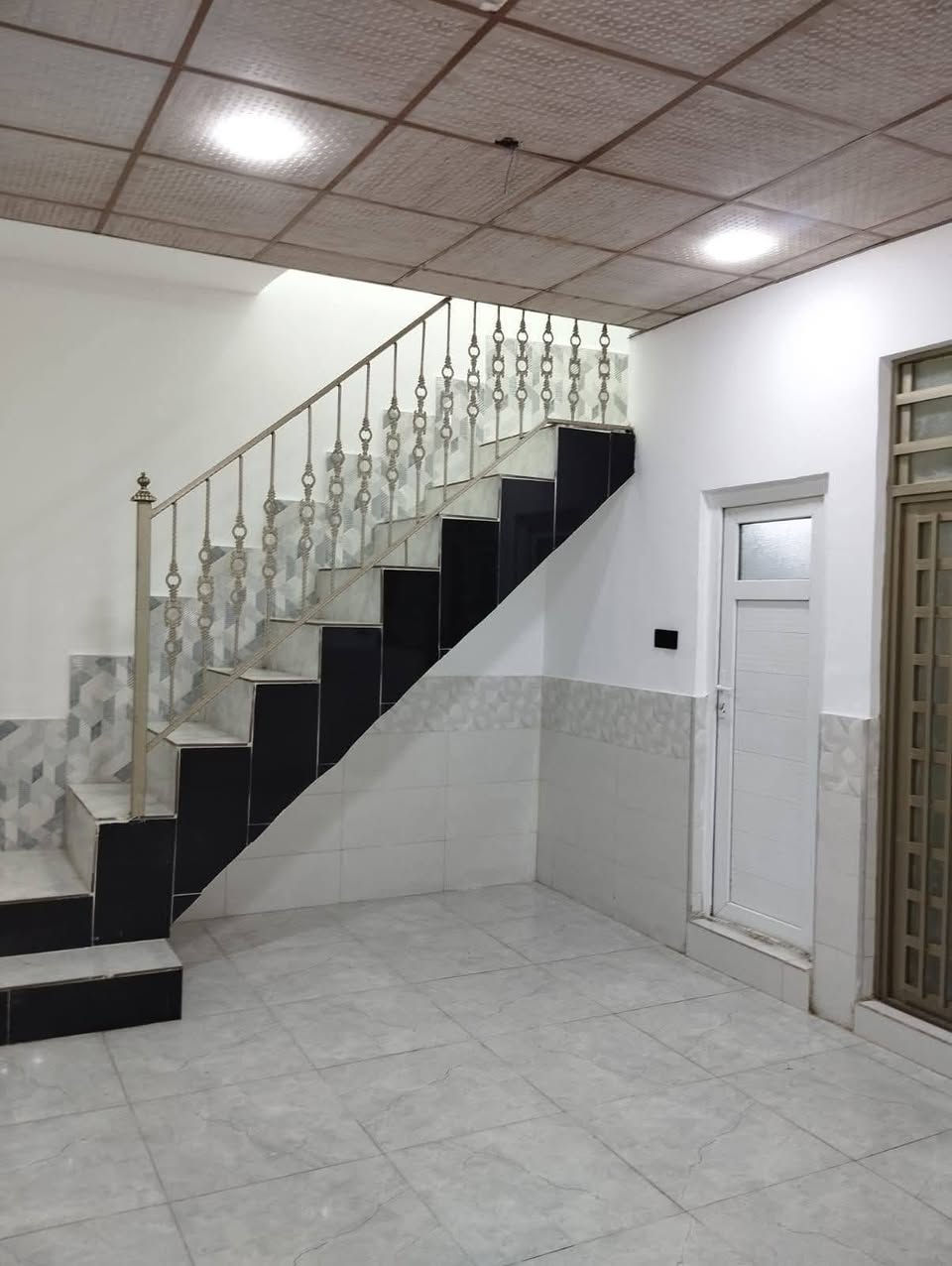 بيت 50متر قوس وفاء للبيع طابق ونص عكاده جدا نضيف شارع 15 متر فارغ وجاهز السكن ***********
