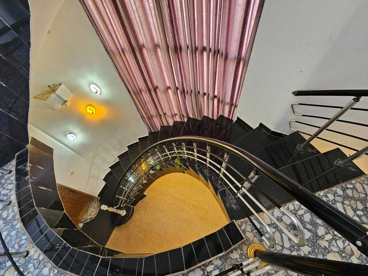 🔹دار 6غرف مطلوب عقاري بالخاجية🔹
🔹رقم الاعلان (139)
::::::::::::::::::::::::::::::::::
🔹المنطقة:-8000
🔹نوع العقار:-دار سكن
🔹المساحة:-200م
🔹الوجه:-10م
🔹النزال:-20م
🔹عرض الشارع:- 12م
🔹سنة البناء:-2018
🔹عدد الطوابق:-طابقين 
🔹تفاصيل البناء::-
🔹الطابق الاول يتكون من::استقبال  وهول ومطبخ وغرف نوم عدد(2)وصحيات 
🔹الطابق الثاني يتكون من:: غرف نوم عدد (4)وصحيات
🔹أقرب نقطة::- قرب مدارس
 
👈و لمزيد من التفاصيل يرجى التعليق (((ب تم)))

او الاتصال على الرقم التالي ***********

👈او زياره مقرنا الكائن في
الخاجية شارع 40 
مجاور الابتسامة الذهبية
