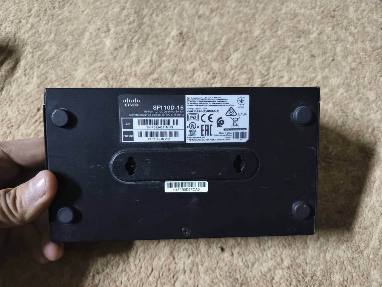 🔌 سويتش شبكات Cisco أصلي – 16 منفذ
للبيع سويتش شبكات Cisco بحالة زينة ويشتغل بدون مشاكل.

يحتوي على 16 منفذ RJ45 مناسب للشبكات، الكاميرات، أو توزيع الإنترنت داخل البيت أو المكتب.

المواصفات:

ماركة: Cisco

عدد المنافذ: 16 منفذ

لمبات تشغيل (Link / Act) شغالة

جسم معدني قوي

مناسب للبيوت، المكاتب، المحلات، والكاميرات

الحالة:

مستعمل، نظيف، ✔️

📍 الموقع: (حي السماح التسعين )

💰 السعر: 35 الف

📞 للتواصل: (***********) او (خاص على الصفحة)
