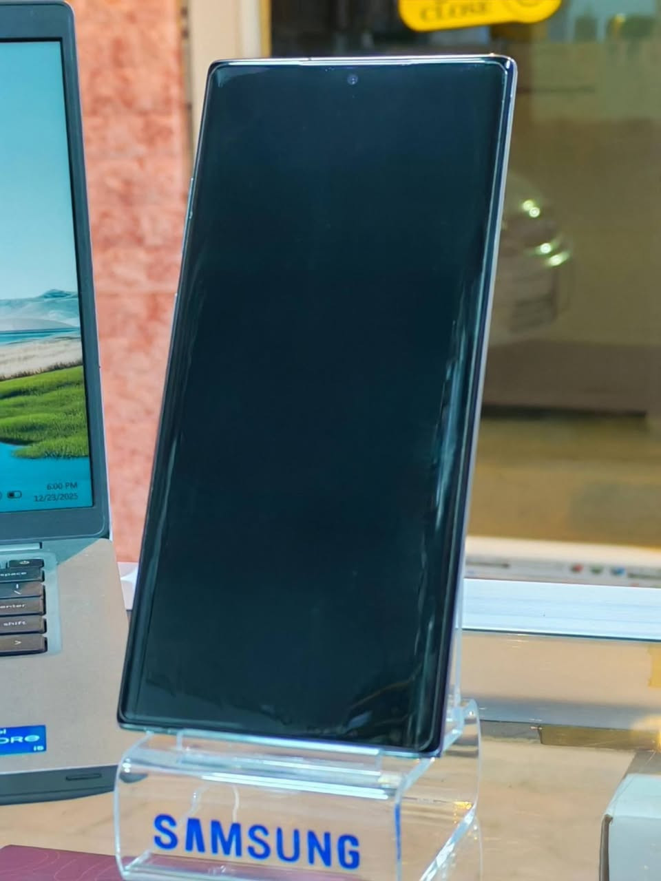 📱 Samsung Galaxy Note 10 Plus 5G
💾 ذاكرة داخلية: 256GB
⚡ RAM: 12GB
📶 يدعم 5G
📱 شاشة 6.8 بوصة Dynamic AMOLED
🔋 بطارية 4300mAh – شحن سريع ولاسلكي
📸 كاميرا رباعية احترافية
✍️ يدعم قلم S Pen
✨ الحالة: نضيف جداً كما موضح بالصور
📍 العنوان: حديثة بروانه – شارع الصناعي – مجاور مطعم أصل الكرم
📲 للتواصل واتساب فقط: ***********
💰 السعر مناسب
