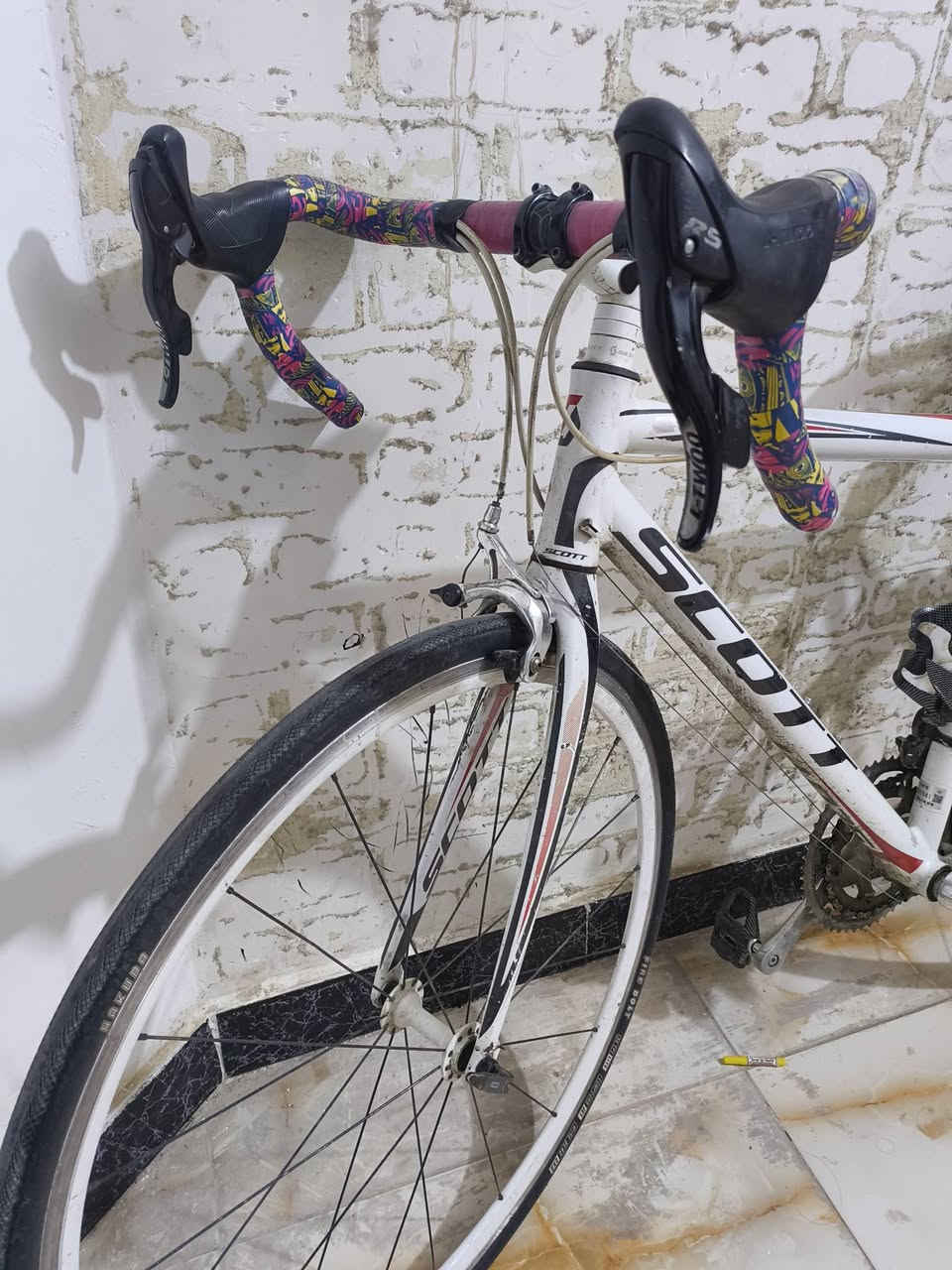 بايسكل سباق racing bicycle
بايسكل سباق من شركة SCOTT العالمية .

مع گيرين امامي وخلفي الامامي نمرتين والخلفي 9 نمر ف يصير سباق ويصير جبلي .

البايسكل كامل من الالمنيوم آلوي واجزاء من الكاربون فايبر فيكون جدا خفيف حوالي ال 3 كيلو (ينشال بتك ايد) لزيادة السرعة وسهولة التنقل . 

سعر الجديد مالته اكثر من الف دولار حسب الاصدار واني ابيعه ب 500 الف لان بيه فطر ولحمته لحيم اوكسجين .


**إذا كنت صاحب هذا الإعلان وتريد حذفه لأي سبب، رجاءا أرسل رسالة إلى الدعم الفني**
