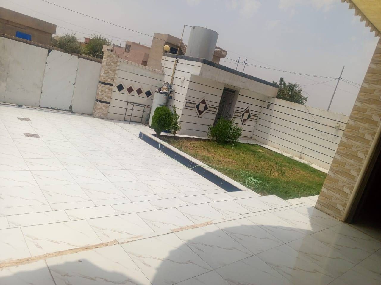 للبيع بيت طابقين 300 متر الموقع دبس الحويجه قرب شارع العام بيت بناء حديث البيت فول سيراميك سقوف 3 غرف نوم كبار وربعه وهول مجمع غرف مطبخ حمامات داخل خارج حديقه تانكيات كبار عدد5 كيزرات عدد2  بيت كامل ماعلي حجي السعر 70 وبي مجال الاستفسار *********** وحياكم
