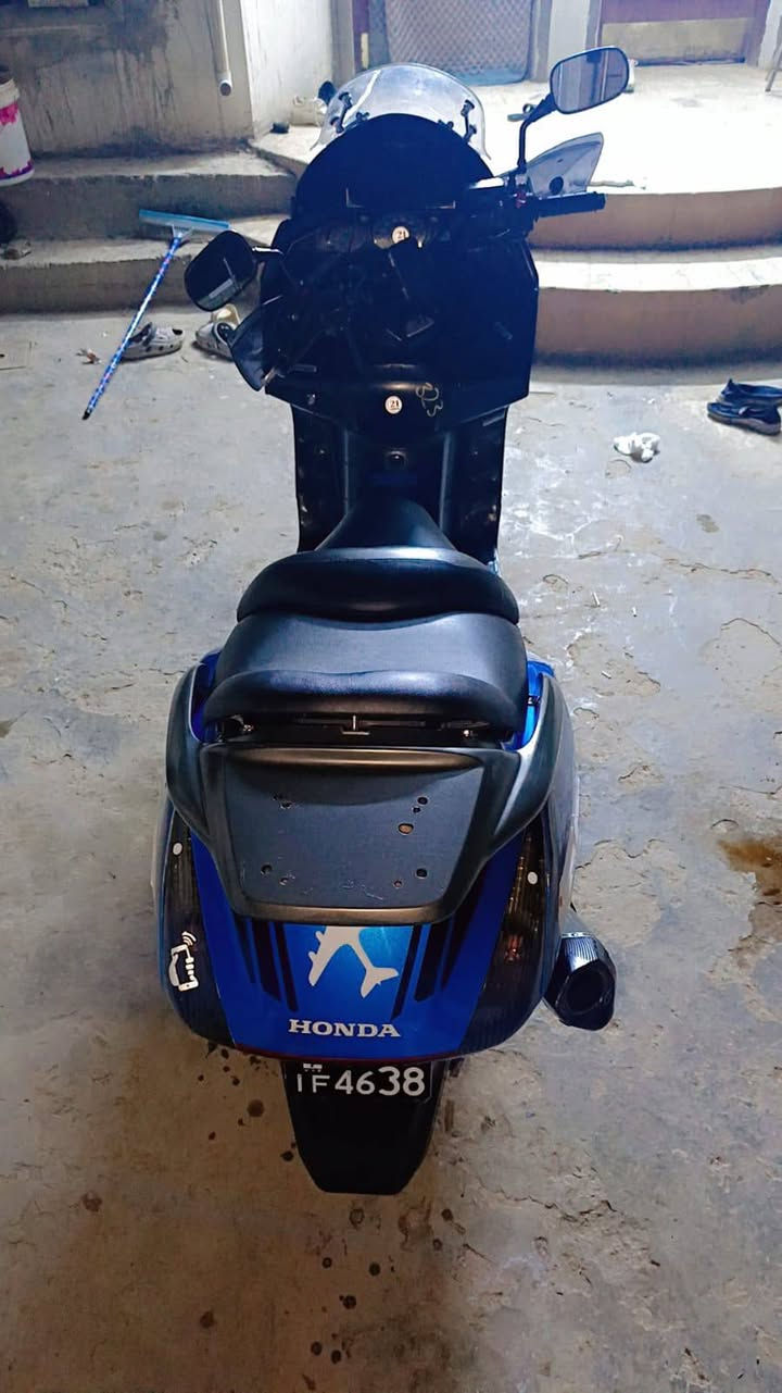 سلام عليكم سلفر ونج للبيع مكينه 
(600لون بلاد مميز)دراجا كفالا لا تنقيص لا تبخيرمي اخضر بانزين كلا محسن دهن اصلي  خير من الله أدامه جديده دراجه مثل ما كدامك مثل ما تجي شوفها صور ضالمتها بل واقع احلا جديده كشي ما عوزها الله شاهد صالنصه لبلاد موجود كهربائيات كلها شغالا
 سعرها ١٨وبيها مجال الطيبين  مكانها زعفرانيه 
***********
