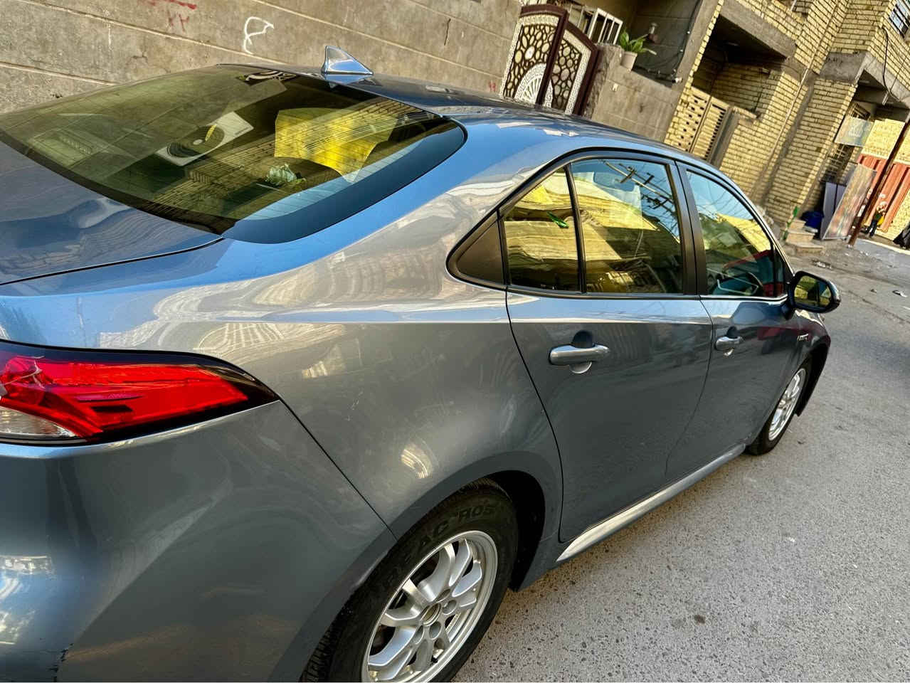 السلام عليكم للبيع سيارة تويوتا كورولا هايبرد (Hybrid) موديل 2020 (وارد أمريكي)

السيارة بدون قطرة صبغ نهائياً 
​حادثها بسيط جداً: فقط الجاملغ اللي عكس جهة السايق (الجهة اليمنى) وبي تعديل بارد مرجوع بدقة وبدون أي صبغ

​السيارة رقم بغداد ألماني باسمي (خصوصي) ملصق وجاهز، باسمي وتحويلها مضمون وسهل. سيارة كاملة مكملة وجاهزة للمستخدم، واقتصادية جداً بمصرف البنزين 

​المحرك: 1800 سي سي هجين (هايبرد)، منظومة نظيفة جداً وبحالة ممتازة.

​اللون الخارجي: سمائي / ميتالي مميز جداً ونظيف
​أنظمة الأمان: رادار أمامي متطور (حساسات الزجاج الأمامي لتثبيت السرعة الذكي وتجنب الاصطدام)
ومنظومة إيرباغات كاملة
​
شاشة وسطية كبيرة الحجم تعمل باللمس، تدعم بلوتوث وكار بلي والاتصال بالهاتف والتحكم الكامل بالوسائط
ستيرن متعدد الوظائف (تحكم جهة اليمين واليسار) للتحكم بالشاشة، الرادار، وتثبيت السرعة بدون تشتيت عن الطريق.
​التحكم بالبريك: تحتوي على نظام البريك الإلكتروني الذكي (Handbrake Button) مع خاصية الـ Auto Hold المريحة جداً في الازدحامات
​التبريد ثلج ما شاء الله السيارة مغلفة بالكامل (تغليف أرضية للحفاظ عليها، وتغليف كشنات درجة أولى بلونين مميزة وجاهزة)

مكان السيارة بغداد البلديات 
موجود فقط واتساب او على الخط
***********
*********** بغداد, العراق
