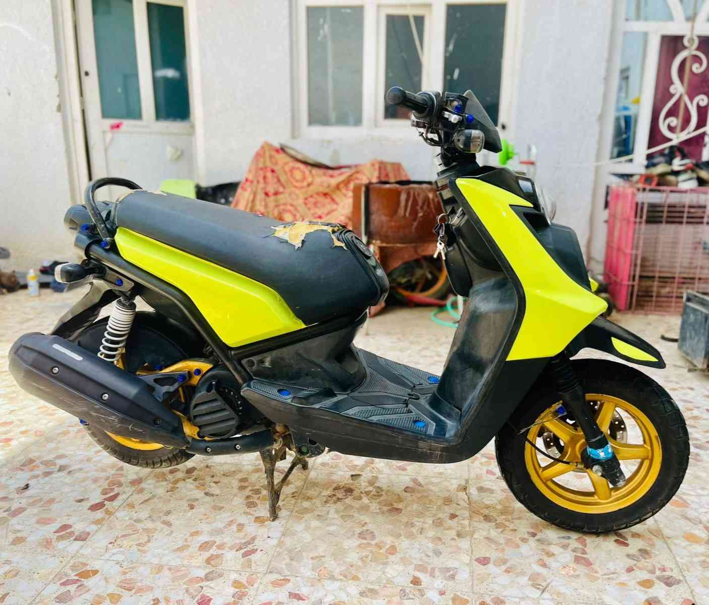 ((الدراجه مغلفه لونه الاصلي ابيض )) سكنز جبلي نوزل بلادي برغي ممفتوح بيه لا خربطه لا تئخير وكله على البلاد دهن كله موتل وبانزين محسن ما نقصه برغي المكان حله السعر مليون ***********
