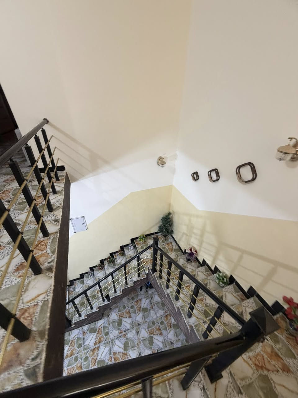 دار سكني للبيع 
ديوم التوحيد  يم المدارس 
مساحة 100 متر 
متكون من صاله استقبال مطبخ غرف نوم عدد3 صحيات 3 اشتايگر كامل 
السعر 71 وبي مجال 
للاستسفار ***********
