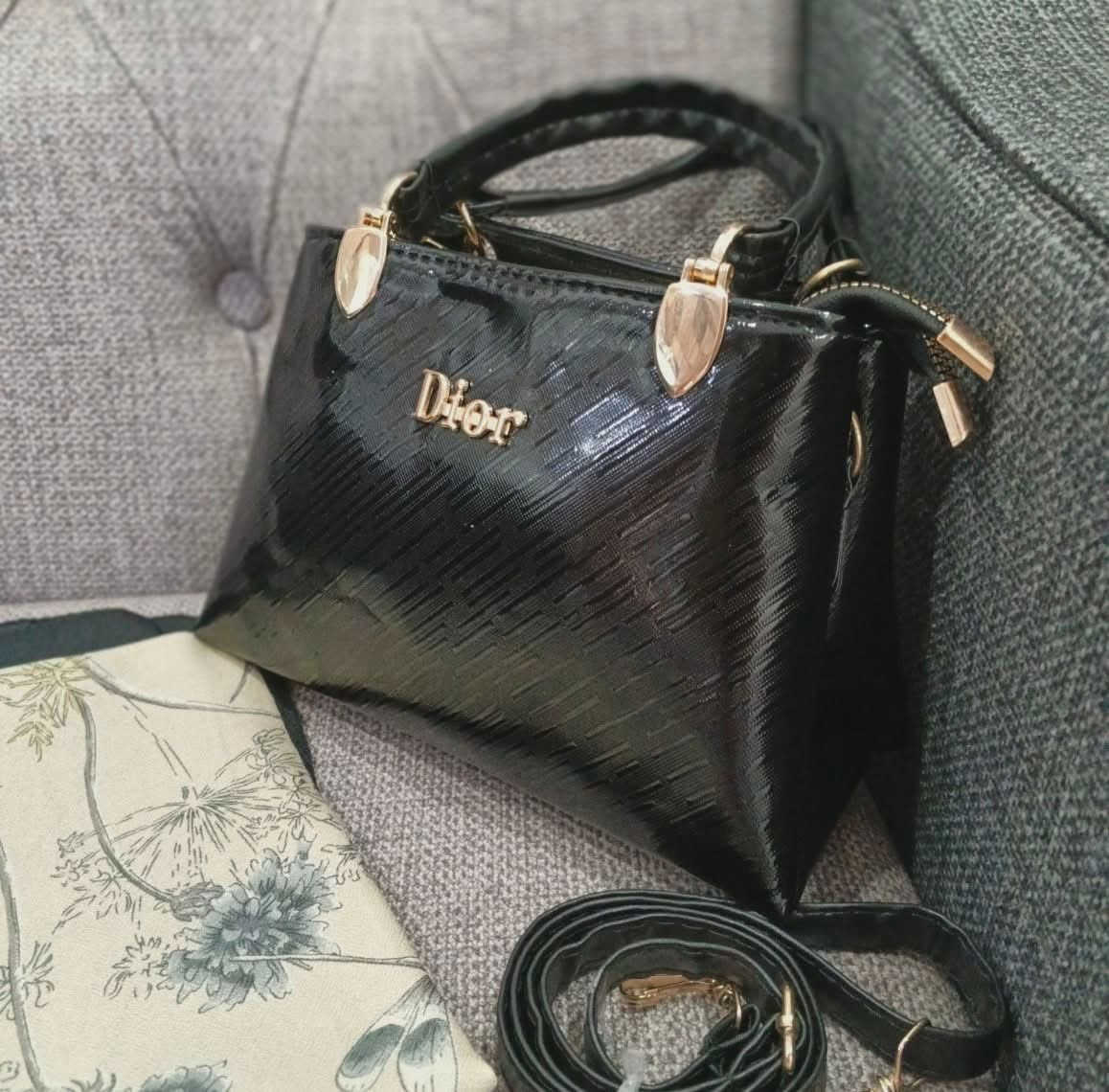 حقيبة  حجم صغير 🖤
ماركة dior✨
كلش أنيقة ونازكة تحتوي  2 سحاب و سير يعني تكدرون تتحكمون بي🫶🏻

سعر 8 آلاف✨✨✨

متوفر خدمة توصيل لكل المحافظات


**إذا كنت صاحب هذا الإعلان وتريد حذفه لأي سبب، رجاءا أرسل رسالة إلى الدعم الفني**