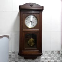 ساعة جدارية المانية • خشب سنديان • بندول نحاس