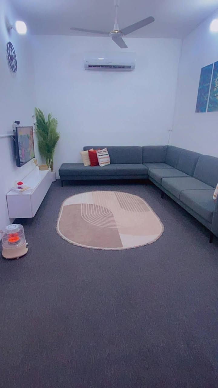 السلام عليكم بيع مستعجل 
على بركه الله يوجد دار مساحه ١٣٠ متر 
سنه البناء2024 البيت كامل اي نقص مابي 

بيت ركن  صاير 

طابو زراعي سند ٢٥

طابقين 

الطابق الاول   يتكون من 
شتايكر 
صحيات خارجيه 
مطبخ 
هول 
صاله 
حمام داخلي 
الصاله بيها ركن حايط حجر من اغلى نوعيه 

الطابق الثاني 
غرفه نوم 
ممر 
بالخريطه المفروض بعد غرفه ثانيه فوك بس لسه مبانيها 

سطح

العنوان الزوير الغربي 
شارع حسينيه الرسول 

البيت يصير مقابيل مزرعه الياس 

عرض الشارع ١٠ بس لسه ممبلط قيد التبليط 

المنطقه مشموله  بمشروع المجاري والتبليط
السعر ٩٠ وبي مجال
الاستفسار  ***********
