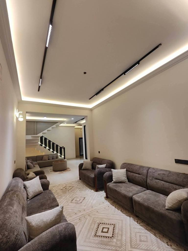 بيت للبيع في كربلاء شارع السيدة زينب ع قرب فندق البارون جار العباس 
 قريب للامام الحسين ع مساحة118متر. مع الاثاث      البيت بناء جديد بعده مامسكون  
طابقين 4 غرف نوم 3صحيات واستقبال وصاله ومطبخ 
كافة الخدمات تبليط عرض الشارع 10متر ماء مجاري كهرباء
شغل البيت درجة اولى البناء طابوك جمهورية كونكريت مسلح صب مركزي
ارضيه الطابق الأول بورسلين والطابق الثاني بورسلين 
ابواب الداخلية  تغليف تركي 
حداديه 2ملم وBVCمقطع تركي تفصال 
التاسيس الماء خلاطات دفن ماركت افياء طرادات دفن 
صبغ الواجهه بتك التركي 
ديكورات مغربي منظومه كامرات طابو زراعي قرار محكمة سند 25 الاستفسار اتصل واتساب  *********** *********** *********** كربلاء, العراق
