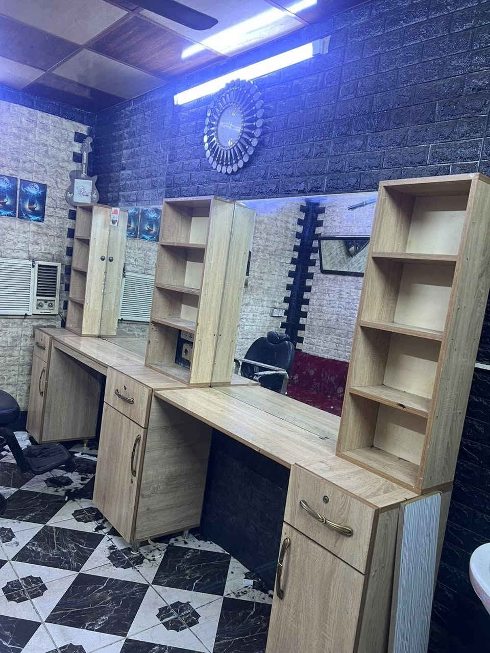 ميز حلاقه للبيع نظيف. كلش الي يريده هذا رقم صاحبه
***********
