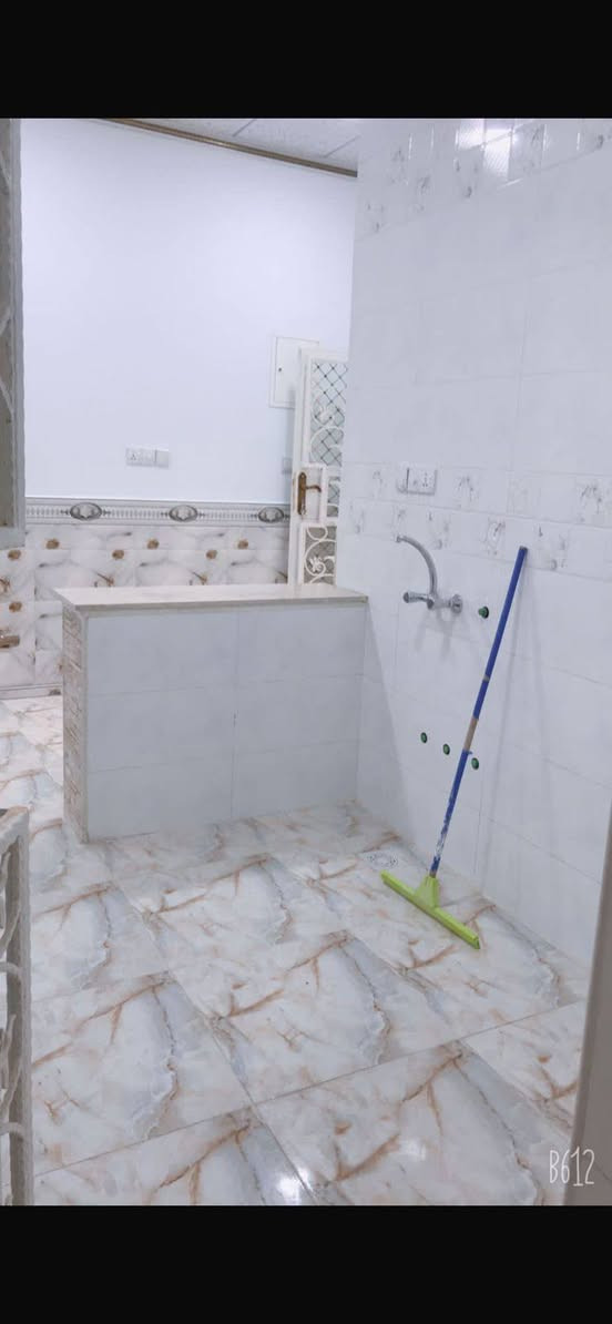 مرحبا جميعا واسعد الله أوقاتكم بالخير يتوفر دار إيجار في القبلة حي القائم بناء حديث يتكون من غرفة منام وصاله مفتوحة على المطبخ وصحيات واستقبال وكراج بموقع سكني جيد وهادىء
بسعر الايجار الشهري 500 الف
ستفسار ابو عباس ***********
