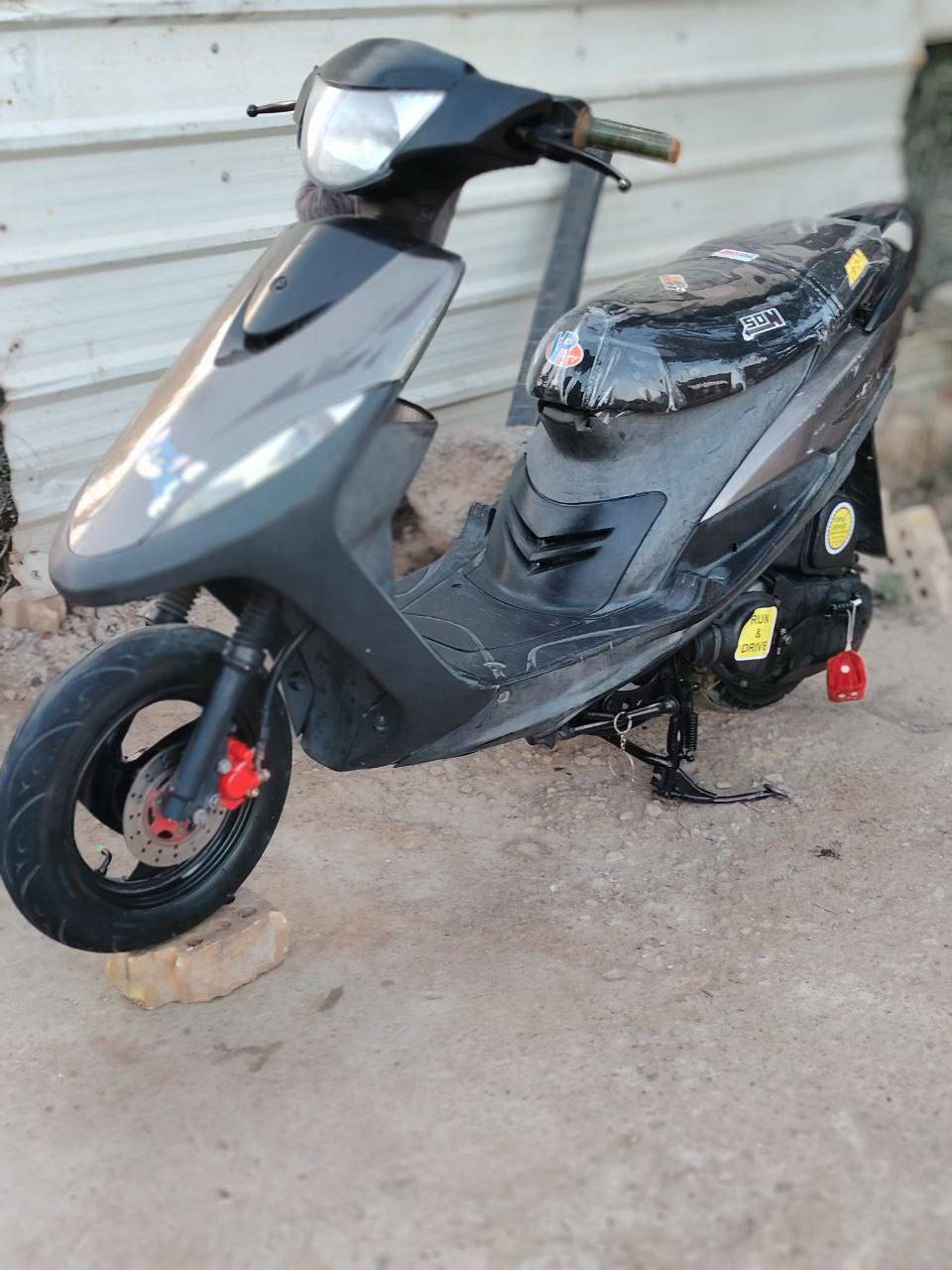 اللهم صل على محمد وآل محمد
#للبيع

دراجة ماكس عدلة 2008 

#نظافتها خير من الله

1)محرك نضافته100%

2)ما ممدود اسبانة عليه جديد

3)دبلات خير من الله

4)تايرات جدد

5)كهربائيات شغالة 

6)لايت لونين اصفر وثلجي 

7)هندر شغال

جيب فيتر  وياك وكلبها

#السعر 650  وبيها مجال

#العنوان: ديالى خان بني سعد


**إذا كنت صاحب هذا الإعلان وتريد حذفه لأي سبب، رجاءا أرسل رسالة إلى الدعم الفني**