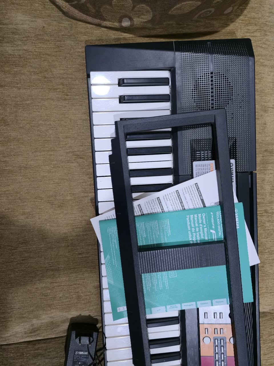 للبيع Yamaha PSR-F50 بحالة ممتازة
السلام عليكم
معروض للبيع  Yamaha PSR-F50 (أورك) مستعمل شبه جديد 
 نظيف جدًا واستعمال قليل جدًا.
 شغال 100% بدون أي مشاكل.
 جميع النوتات صحيحة والصوت واضح وقوي
 مناسب للمبتدئين والهواة والتعلّم بالبيت.
 معاه الشاحن الأصلي Yamaha PA-130.
 السعر: 300 الف وبيه مجال
 للتواصل عبر الواتساب: ***********
