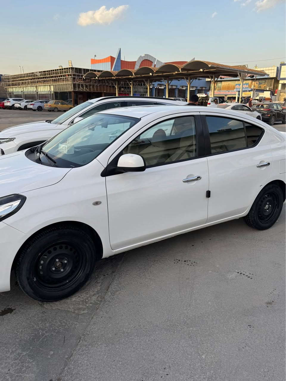 نيسان سني هندي  موديل ٢٠٢٤ ماشيه٤٢  بيه طخه بالهلال الخلفي موجوده الصورة بالمنشور وبيه رصعه خفيفه بالباب
السياره استخدام شخصي  
السعر ١٣٠ 
البصرة 
*********** البصرة, العراق
