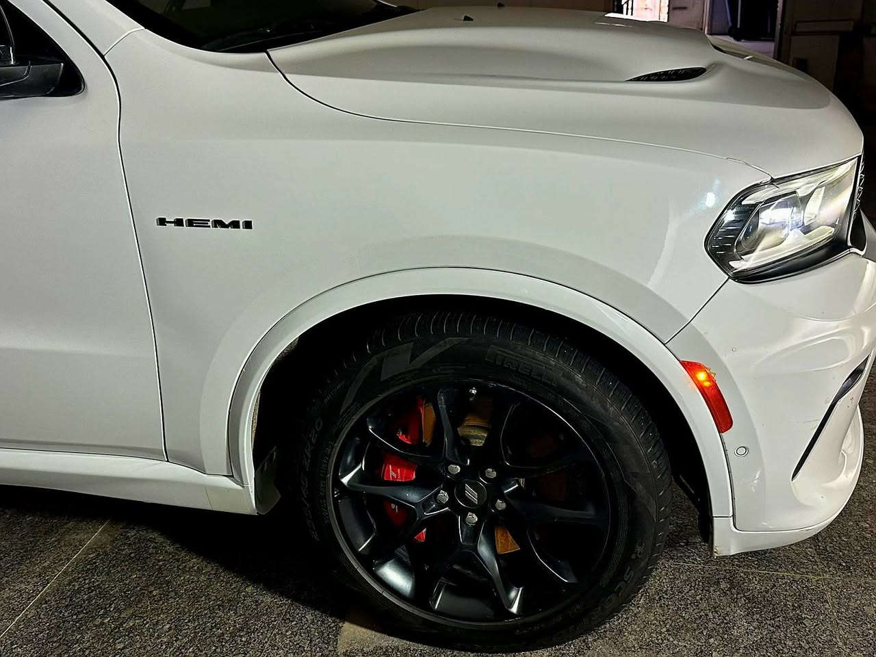 Dodge Durango R/T Plus Tow N Go
فول مواصفات – أعلى فئة بالدورانكو
الموديل  2022
المحرك : 8 سلندر 5.7 HEMI 
القير : 8 سرعات ZF
الدفع : AWD (دبل دائم ذكي)
الممشى : 48m  (قابل للزيادة)
اللون : ابيض
وارد : أمريكي كلين تايتل

المواصفات :
• فتحة سقف (سلايد)
• سقف شاموا 
• داخلية مطعمة  Carbon
• شاشة كبيرة Uconnect
• Apple CarPlay + Android Auto
• شحن وايرلس
أنظمة الأمان والراحة :
• رادار أمامي مانع تصادم + فرملة طوارئ
• رادار خلفي مانع تصادم
• نظام المحافظة على المسار (Lane Assist)
• كروز كونترول راداري ذكي (Adaptive Cruise)
• نقطة عمياء
• حساسات أمامية + خلفية
• تنبيه حركة خلفية
مواصفات Tow N’ Go (الأداء العالي 🔥):
• راديتر تبريد أكبر (تحمل حرارة وضغط عالي)
• نظام تبريد رياضي متكامل
• نظام تعليق رياضي Performance
• Launch Control
• Traction Control متطور
• دبلات SRT أصلية
• بريكات Brembo قوية جداً 
• فتحات تهوية غطاء المحرك (بنيد)
• نظام كزوز رياضي بصوت HEMI
الداخلية :
• مقاعد جلد + الكنتارا
• تبريد + تدفئة للمقاعد الأمامية
• تدفئة ستيرن
• شفتات ستيرن
• مقاعد خلفية VIP
• ذاكرة مقاعد
• صندوق خلفي كهربائي
• نظام صوت Harman Kardon

أنظمة القيادة :
• Eco
• Sport
• Track
• Tow
• Snow

مواصفات إضافية :
• نظام AWD ذكي يوزع القوة حسب الطريق
• ثبات عالي جداً على السرعات
• قابلية سحب عالية (Tow Package)
• 

السيارة مغلفة ppf 

"السيارة ما تحتاج فلس – استخدام شخصي ونظيفة جداً"
السعر 380 وبيها مجال 
0783 849 8000

