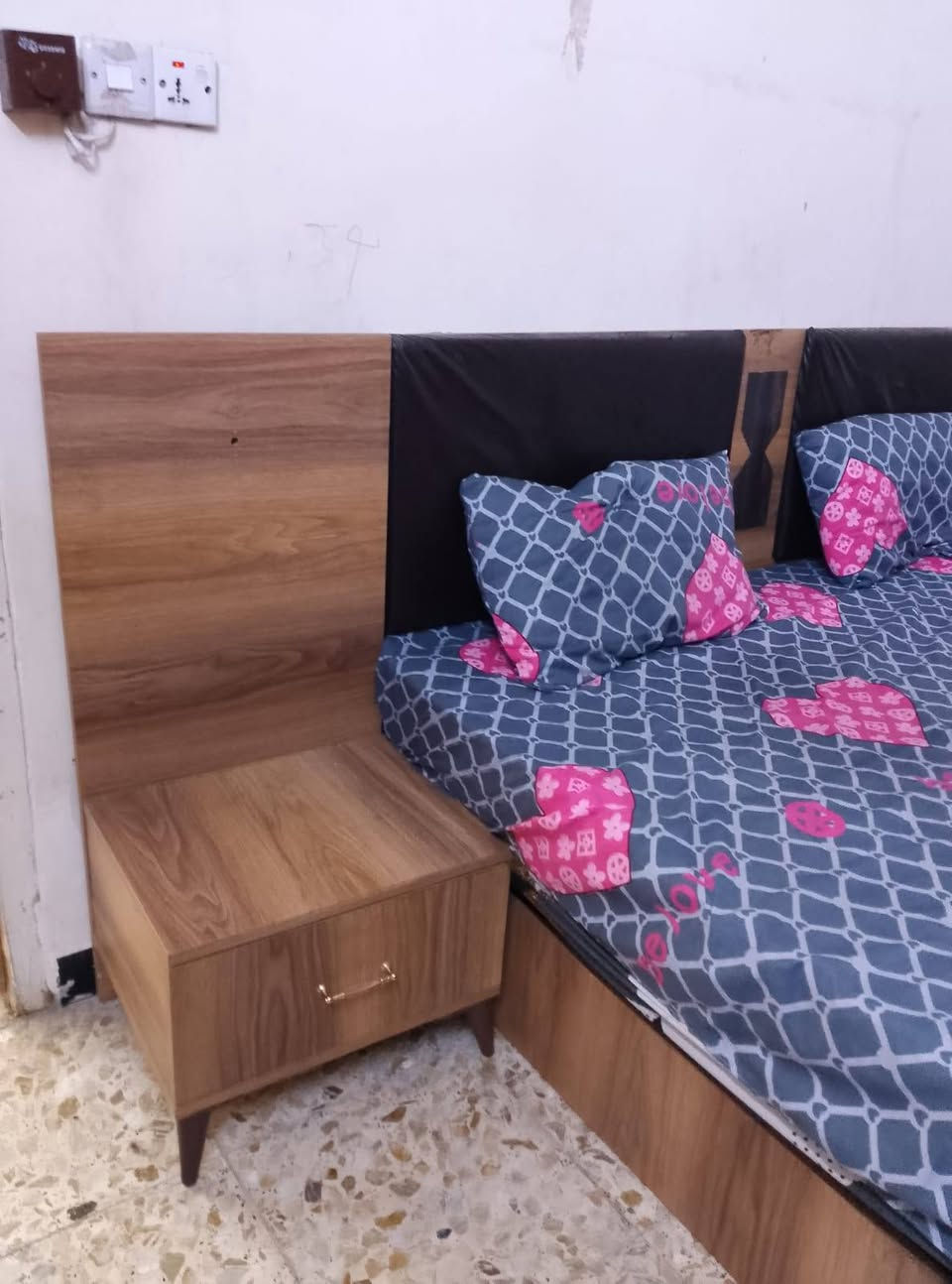 سلام عليكم ميز تواليت تركي وياه كومديات اثنين وتاج جربايه تركي وصوميه عراقيه تخت ودوشك كلهن سوه للبيع كامله السعر 250 وبيهن مجال بسيط نضيفات جدا بس ميز تواليت يرادله سجه للمجر وحده فقط بدون ضرر البقيه الشراي يتصل بلرقم ويدلل *********** وتساب موجود مكان بغداد البياع
