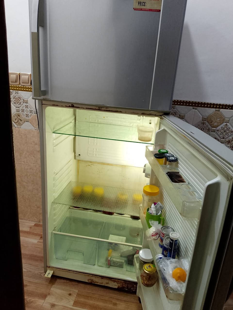 ثلاجه نظيفه للبيع حجم 18الاتصال على رقم ***********
