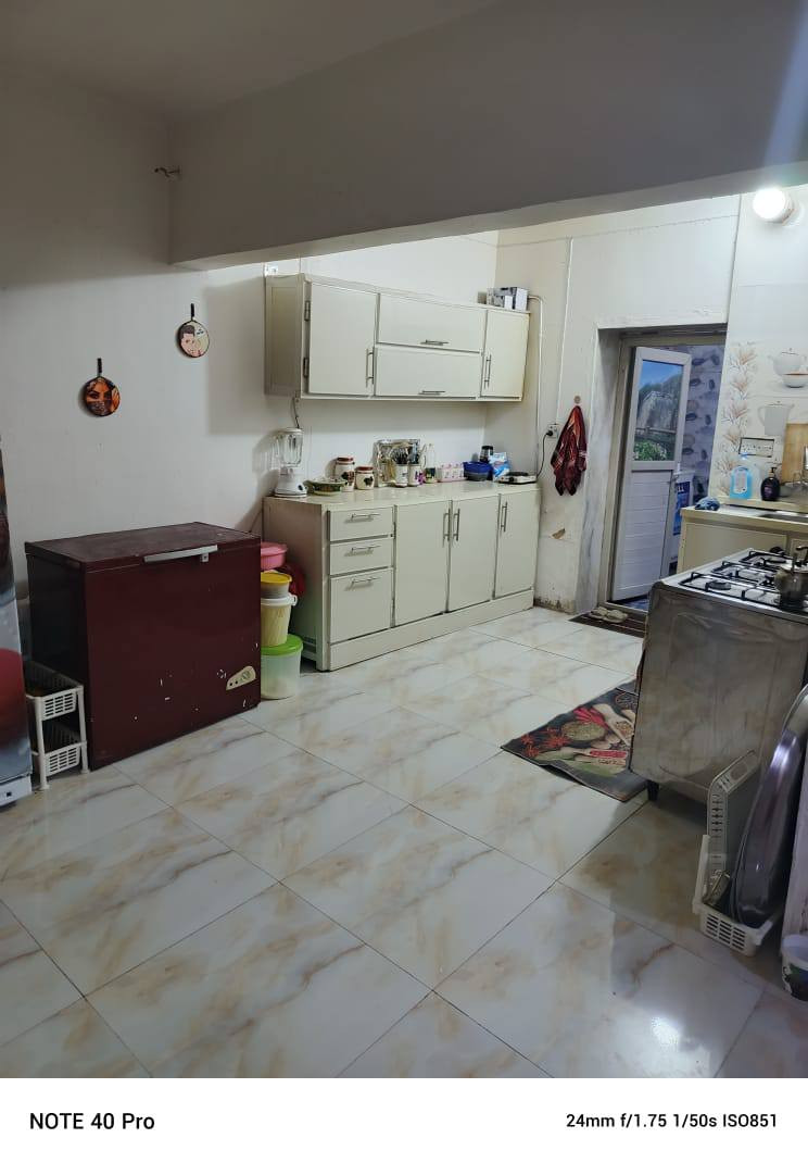 السلام عليكم بيت 100متر سند 25يحتوي على 2غرف نوم واستقبال وصاله ومطبخ طابق واحد وصحيات خارحيه وداخليه البيت بلوك سقف عكاده علما البيت ناصي ينباع واقع حال موقع البيت قرب الامام عون بفرع حلويات دهين ابو علي كافه الخدمات تبليط ماء مجاري كلشي متوفر يمك السعر 65وبي مجال جدا بسيط الشراي يتصل واني بخدمته ***********
