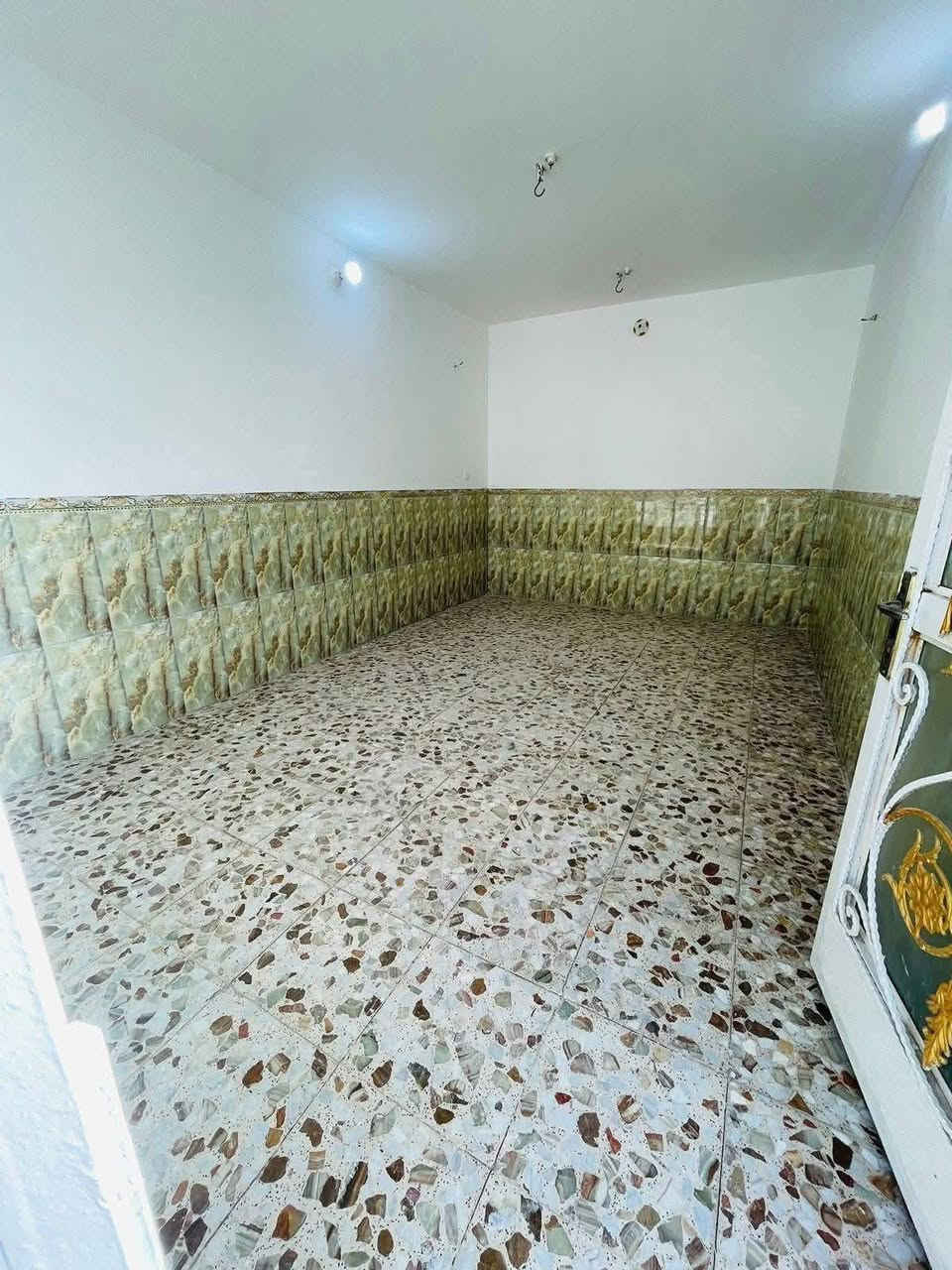 دار للبيع 100 متر حي ميسان قطاع 24 طابو صرف

يحتوي / غرفة وصالة وأستقبال ومطبخ وصحيات وطارمة 

السعر 74 مع المجال   .....D
للاستفسار *********** مكتب القلعة بحي ميسان
