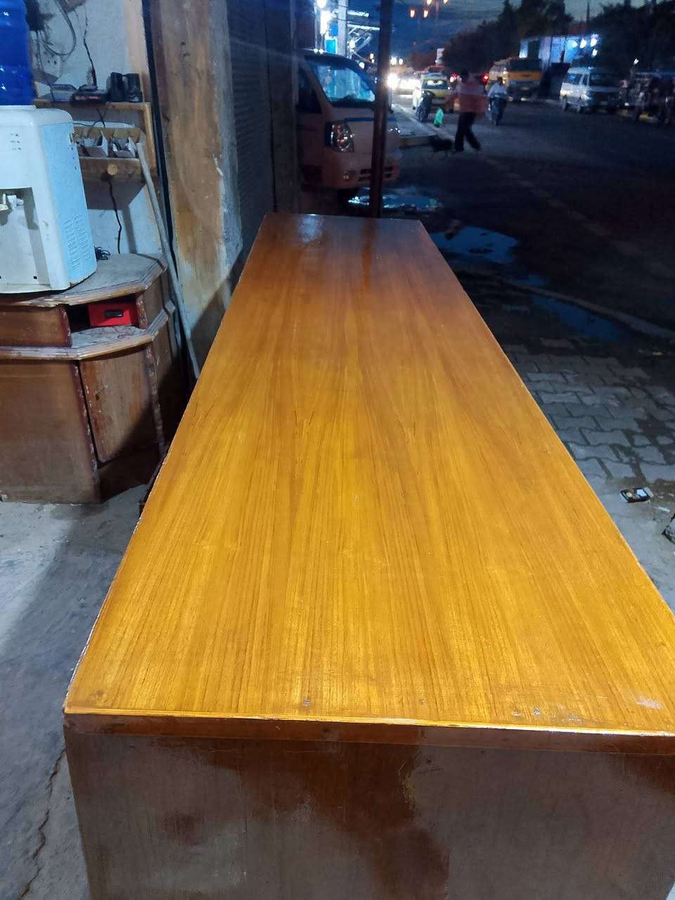 سلام عليكم بوفيه نضيف كلش جداً جداً جداً سعره 100  طول 240  الارتفاع 95 يوجد توصيل فقط بغداد التواصل ***********
