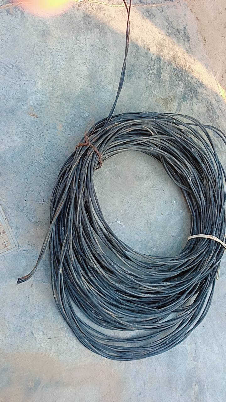 كيبل كهرباء فافون مستعمل شي قليل  يقارب 120 متر الشراي تعال خاص وادلل


**إذا كنت صاحب هذا الإعلان وتريد حذفه لأي سبب، رجاءا أرسل رسالة إلى الدعم الفني**