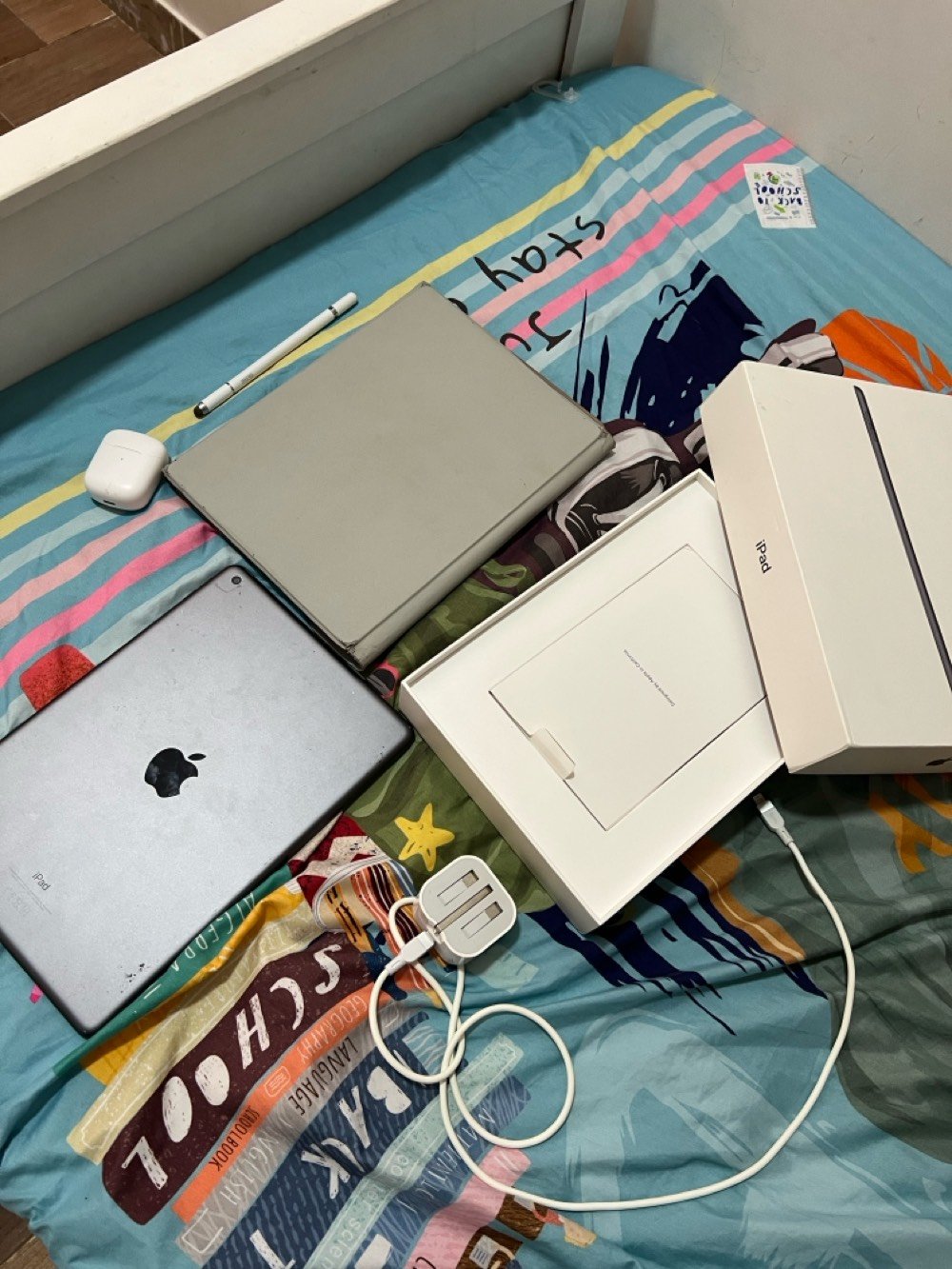 ايباد الجيل التاسع  👌🏻' ذاكرة 256 نظيف تحديث iOS 26.5 
يجي معاه كفر مستخدم . مع سماعة ايربوت مستعمل مع قلم عادي وكيبل شحن ويعني ملحقاتك كاملة 

بي عيب بسيط الظهر مالتة بي نقاط بيظة كما موضح بس صورة 

السعر : 390 هو وملحقاته 

فقط رسائل ماكو اتصال 📞 
الواتساب ؛ ***********


ديالى