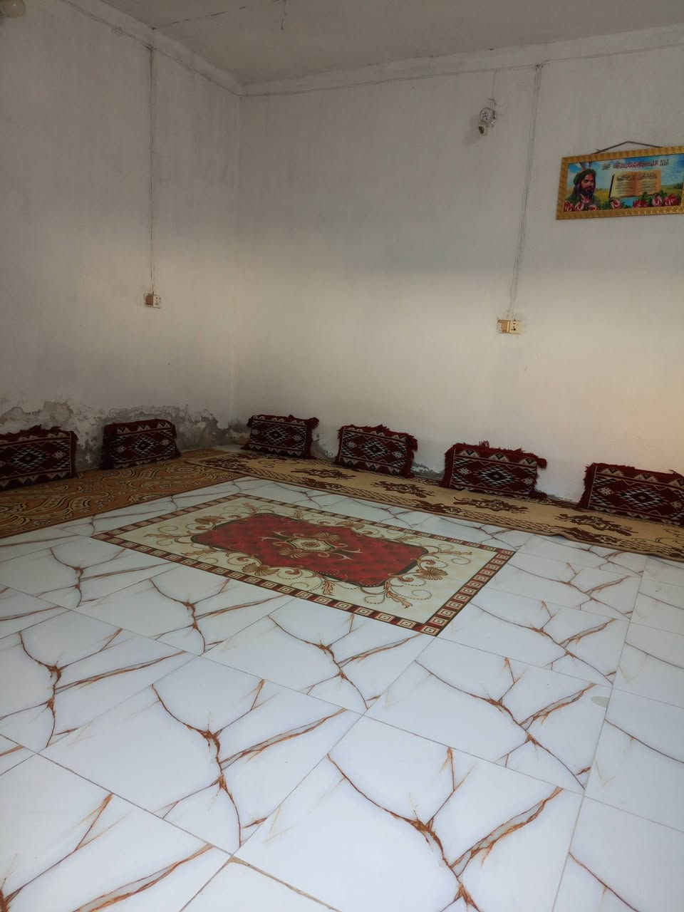 السلام عليكم 
بيت للبيع مساحته 150متر 
العنوان /بيت براهيم العيلان حي المنتظر 
فرع ثالث 
متكون من غرفتين نوم وصاله واستقبال ومطبخ وحمام وصحيات خارجيه 
الاستفسار اكثر الاتصال ؏ هذا رقم 
***********
