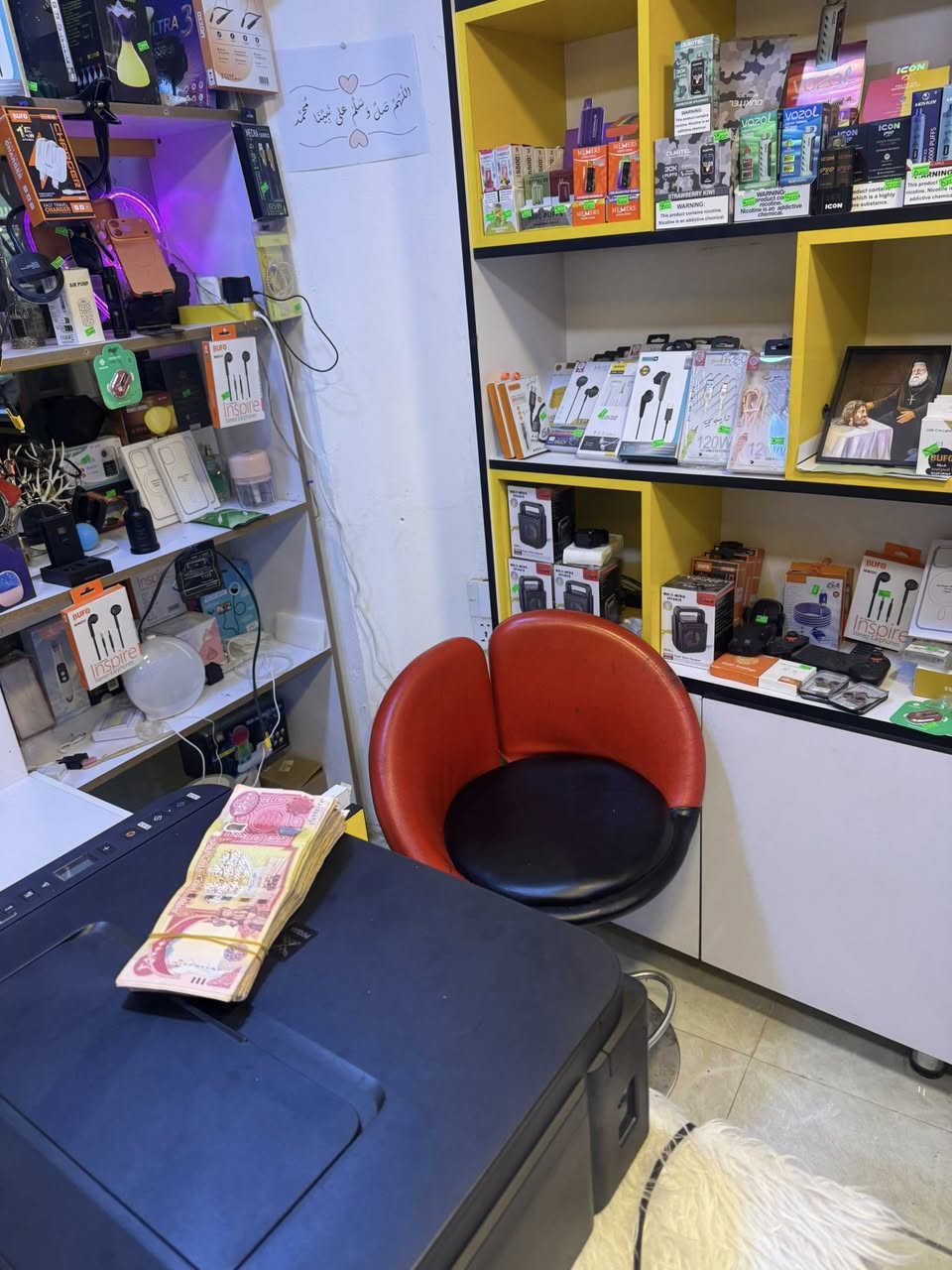 غراض كلهه جديده صار سبوع من مسوك
ورفوفو جديده ابيع جوه جمله. شلع هنه ورفوف 
***********
