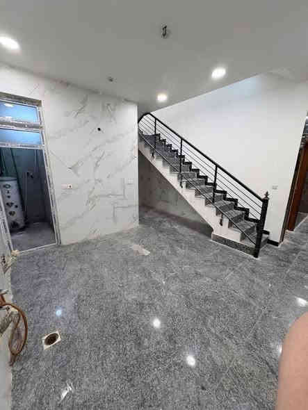 #للايجار في السيديه
🏡 **بيت زيرو – ثلاث طوابق  – مدخلين**  
🔸 نظيف جداً وجاهز للسكن

**المحتويات:**  
💠 ثلاث غرف نوم  
💠 صالة  
💠 مطبخ  
💠 خدمات عدد 2  
💠 أربع سبالت  
💠 كيزر + سخان  
💠 ماطور

💵 **الإيجار: مليون**

📍 **الموقع:** مربع الاقتصادين – قرب مستشفى الملكي

⚜️ **للاستفسار والتواصل:*
***********
