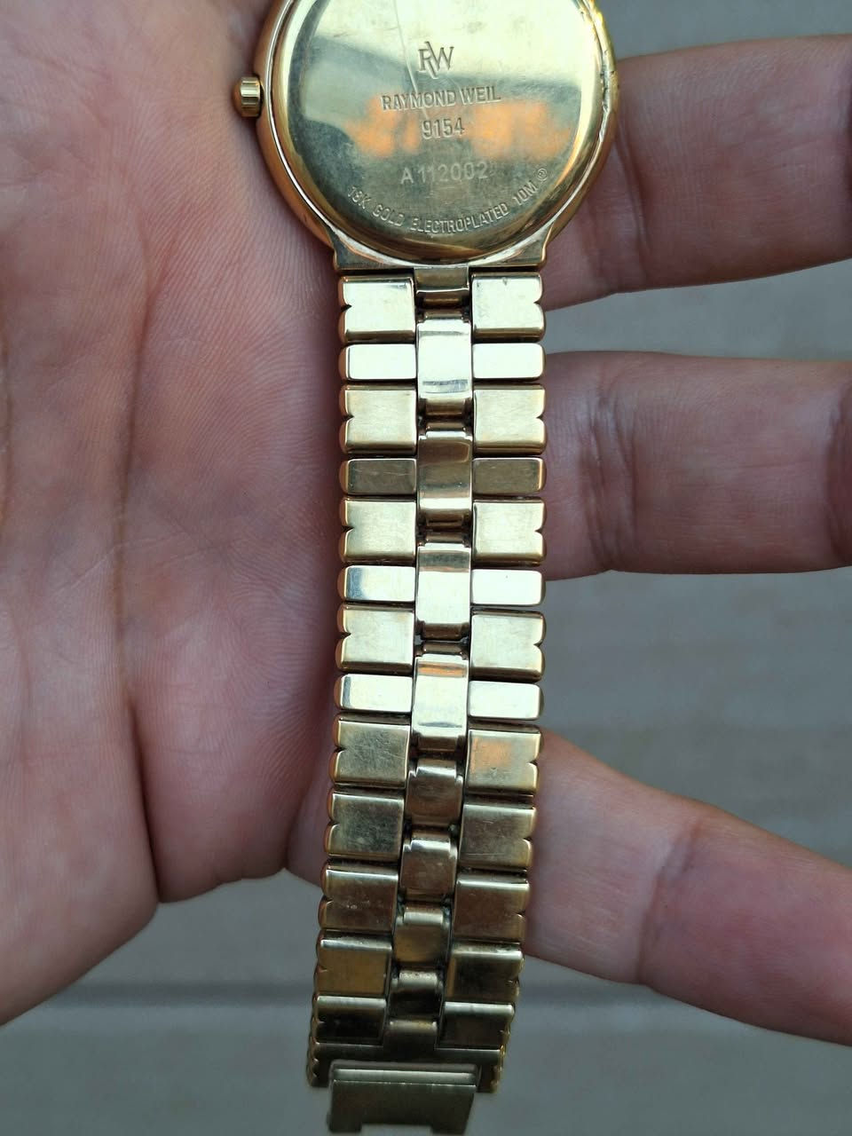 ساعة Raymond Weil Genève السويسرية الفاخرة، وهي من فئة الساعات الكلاسيكية المطلية بالذهب (غالباً عيار 18 قيراط)، وتعمل بحركة الكوارتز (البطارية).أبرز مواصفات الساعة الفنية والجمالية:التصميم: مينا دائرية كلاسيكية مع أرقام رومانية أنيقة للإشارة إلى الساعات.نافذة التاريخ: توجد نافذة دائرية صغيرة لعرض التاريخ عند مؤشر الساعة السادسة.السوار: سوار معدني مدمج ومطلي بالذهب بتصميم خرزي متناسق.المنشأ: صناعة سويسرية أصلية كما هو موضح بكلمة "Swiss" أسفل المينا مركز طوخ, القليوبية


**إذا كنت صاحب هذا الإعلان وتريد حذفه لأي سبب، رجاءا أرسل رسالة إلى الدعم الفني**