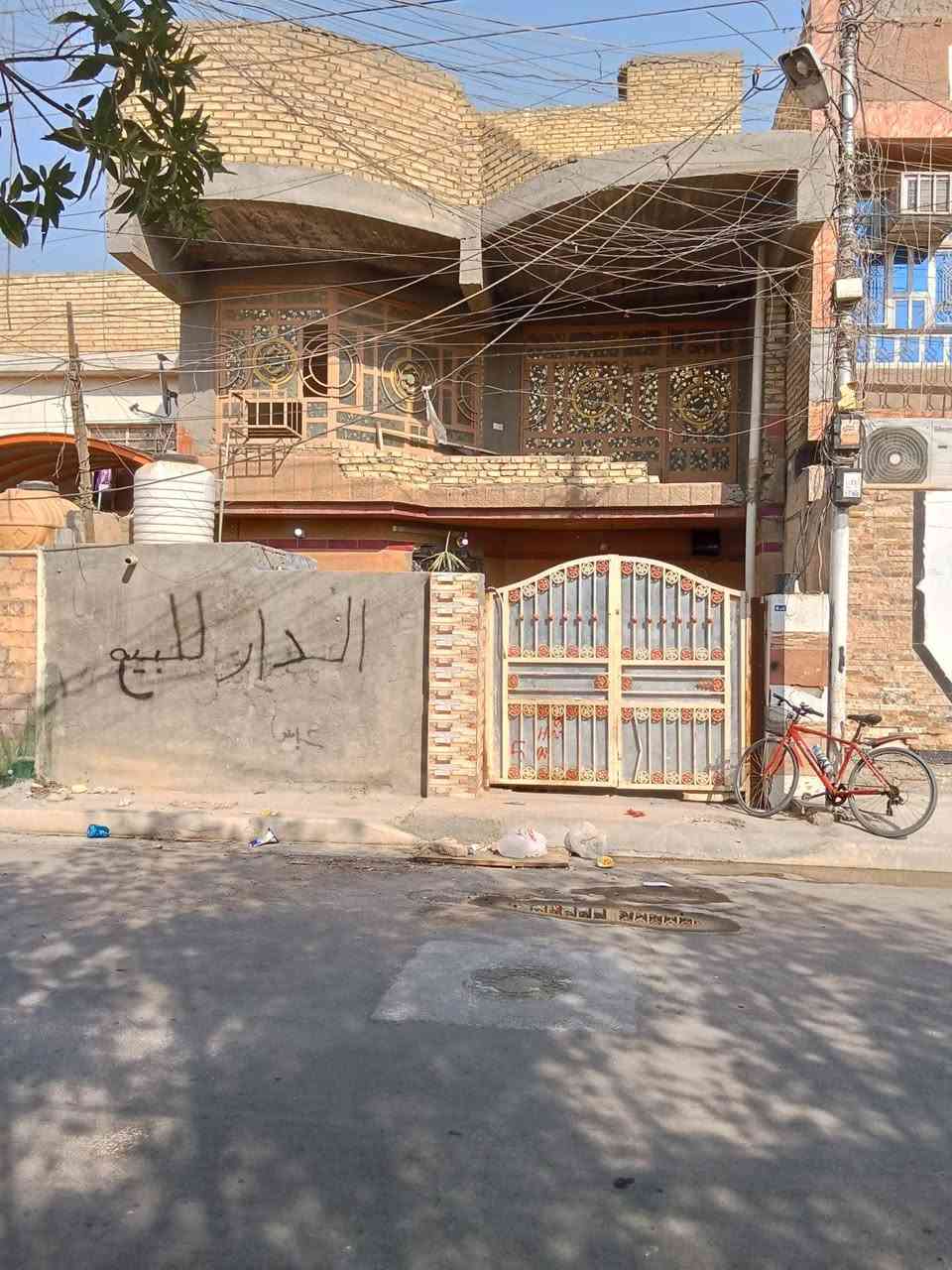 بيت150م 4طوابق على ساحة بغداد الحسينية بالبداية استقبال ومطبخ وصحيات داخلية وخارجيه وغرفتين نوم الطابق ثاني 4نوم وحولي وصحيات الطابق الثالث مخزن وسطحين الطابق الرابع بيتونه وسطح بيع او مراوس حسب الاتفاق السعر 150 رقم الهاتف ***********
