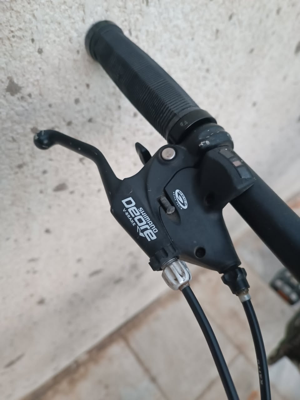 السلام عليكم 

#اصحاب_الذوق 

دراجة من شركة #Gt   #جيتي  الأمريكية الغنية عن التعريف 

الدراجة #اورجنال_الاصلي   #orginal 

المعدن #ألمنيوم  #aluminum (فافون)

6061سبيكة 

المكاين (عكرب +النقال) #ديور  #deore LX
 
بدالات شاشة حديث دفع سحب #ديور #deore  شيمانو 3×8

حجم الويل 26 

القياس 47 

 تايرات كتان مسح #kenda #كيندا  

ويالة   المنيوم طبقتين ثقيل تتحمل اوزان عالية من #WTB 

بريكات دسك شيمانو دبل 

دبل فتح قفل #xc.pro

صينية وعكس #truvativ 

ستاند ياباني #minoura大垣レーシング 

بي سستم اضاءة كامل لايت 3 اوضاع وهورن 5 اصوات وبك لايت متعدد الالوان 

بي سيباية نظام كمبليونه سهله الفتح والشد 
سرج طبي ممتاز الاصلي 

🔴البايك مفحوص سيطرة نوعيه حسب المواصفات المعتمده دولياً 

فول نظافه وسلاسه وسرعه 🤩🥳 

كامل من كلشي ماتصرف عليه ربع 

السعر 250 الف فقط 

تتوفر خدمة توصيل في بغداد وجميع المحافظات 
#معرض_الاندلس_للدراجات_الهوائية 

#المتعة_على_عجلتين 

 البصرة الجنينة شارع المصلحة
***********
‏‪0774 015 1056‬‏
