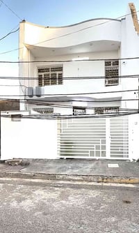 🏡 بيت للبيع في المحمودية – حي 18 قرب مجمع الصحفيين  🔹 بناء حديث   🔹 ال...