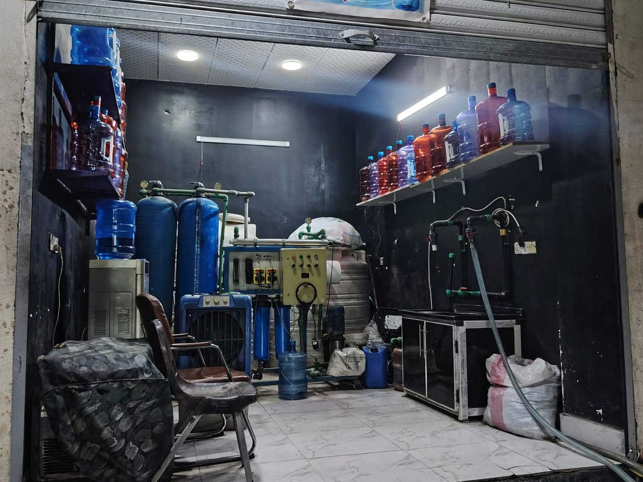 محطه للبيع ام المتر محطه كامله هيه وغراضهه معه ستوته شحن معه ارفوف معه دبات معه سنك ترس دبات معه براد ماء وتحتوي علا دبات ماء مكاني دوره الميكانيك ***********وات ساب الاستفسار
