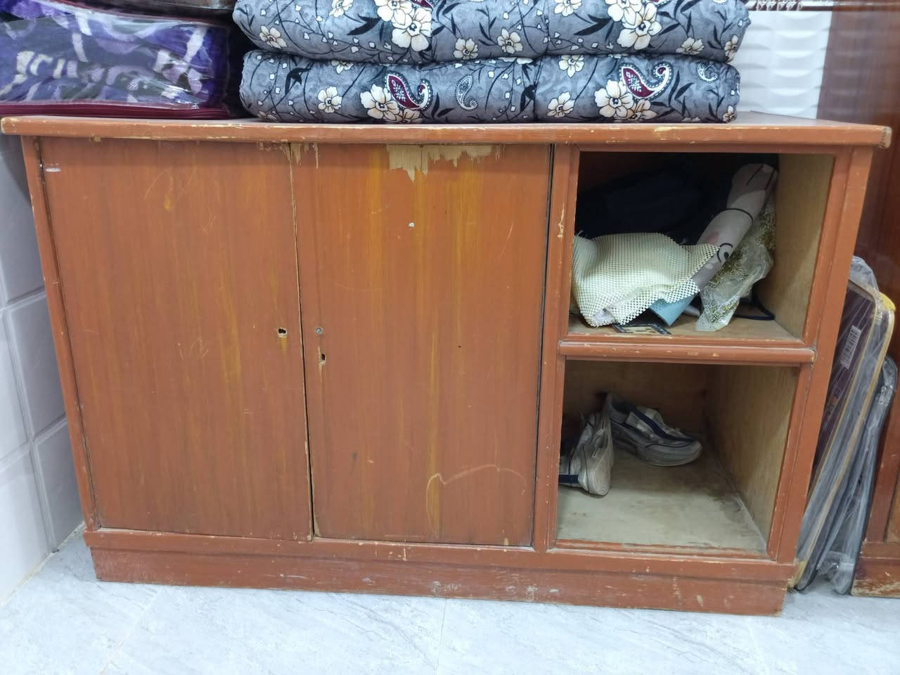 غراض للبيع غرفه متكونه من جربايه وكنتور ثلاث ابواب وزاويه وميز تواليت نجارة قديمه صاج بورمي 
سعرها 250 الف

وبوفيه قديمه نضد 50 الف 

وكاونتر وملحق خشب نجارة 150 الف 

عنواني ابو غرق حي الحسين شارع السبيس ***********
