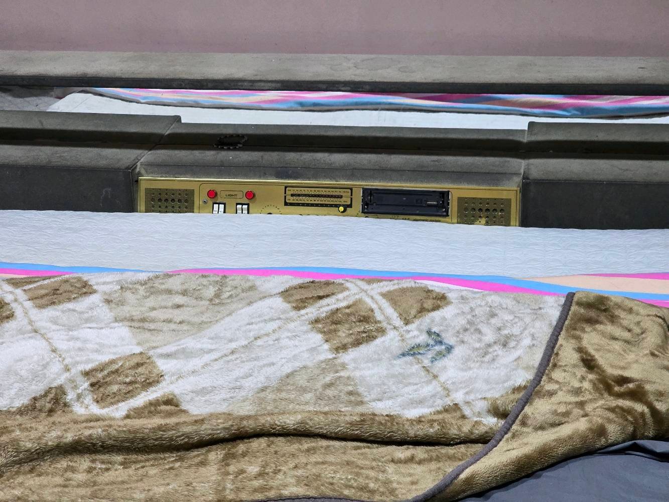 غرفة إيطالية أصلية السعر 200 الف 
مكاني السيدية / حي الاعلام 