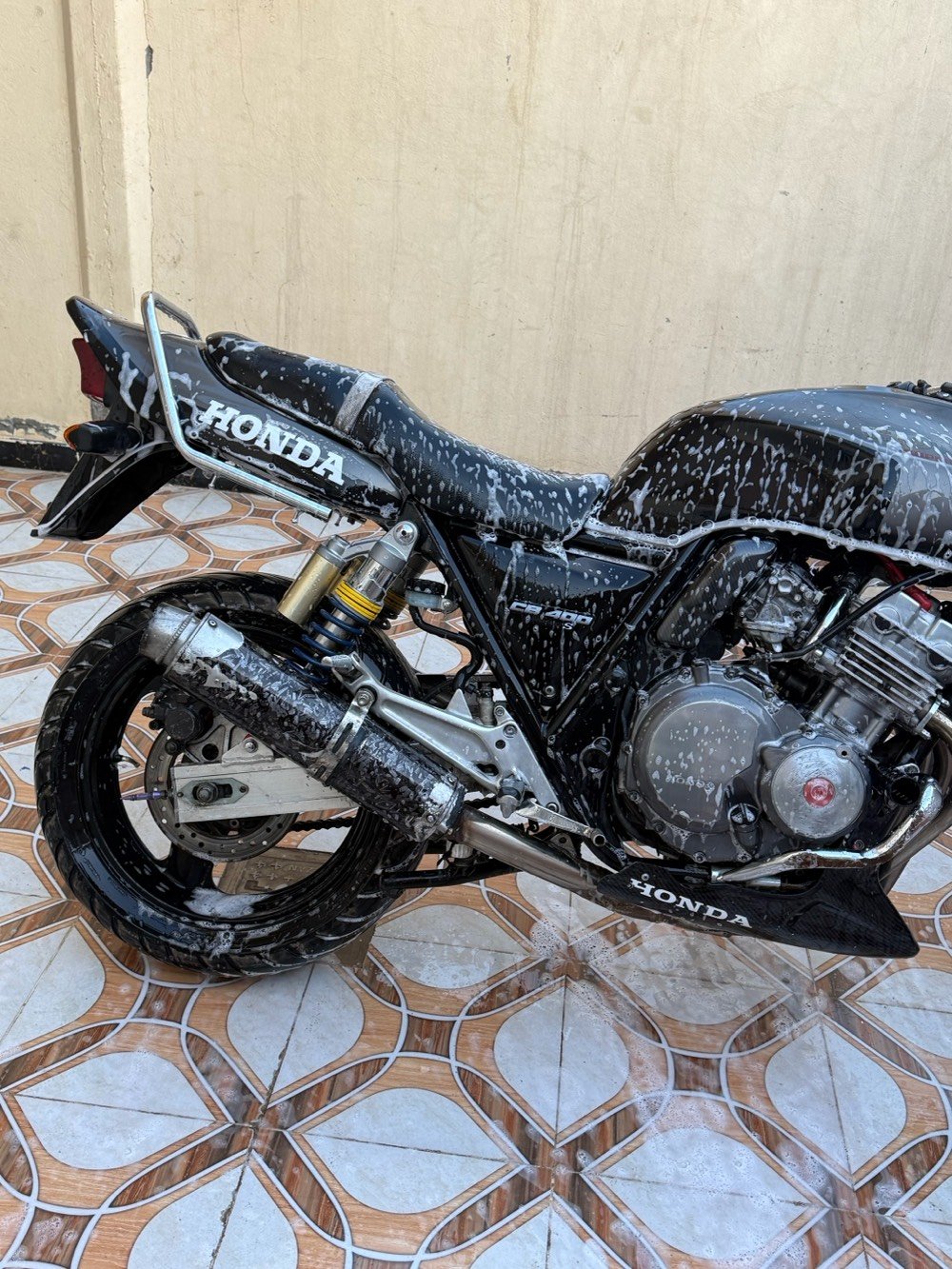 النوع سيبي فور 400جيل اول شرط كلها بلاد الدراجه ماشيه 4000دراجه زيرووو صارلها 4اشهر من نزل من معرض الهوندا من كركوك دراجه شكد ماكول عليها جديده بعد اجدد مشروطه من كلشي بلجيسسس العنوان 
ديالى المقداديه 
