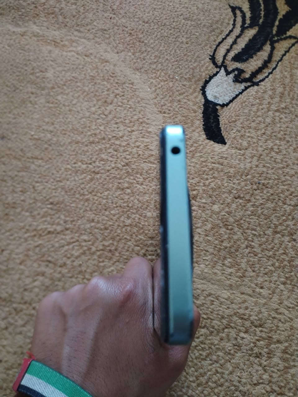 السلام عليكم يوجد موبيل البيع نوعيه الجهاز  POCO. c75 معاه شاحنه الشركه و الكرتون مال التلفون هم موجد  وال ستفسار خاص وعله هاذه الرقم ***********
