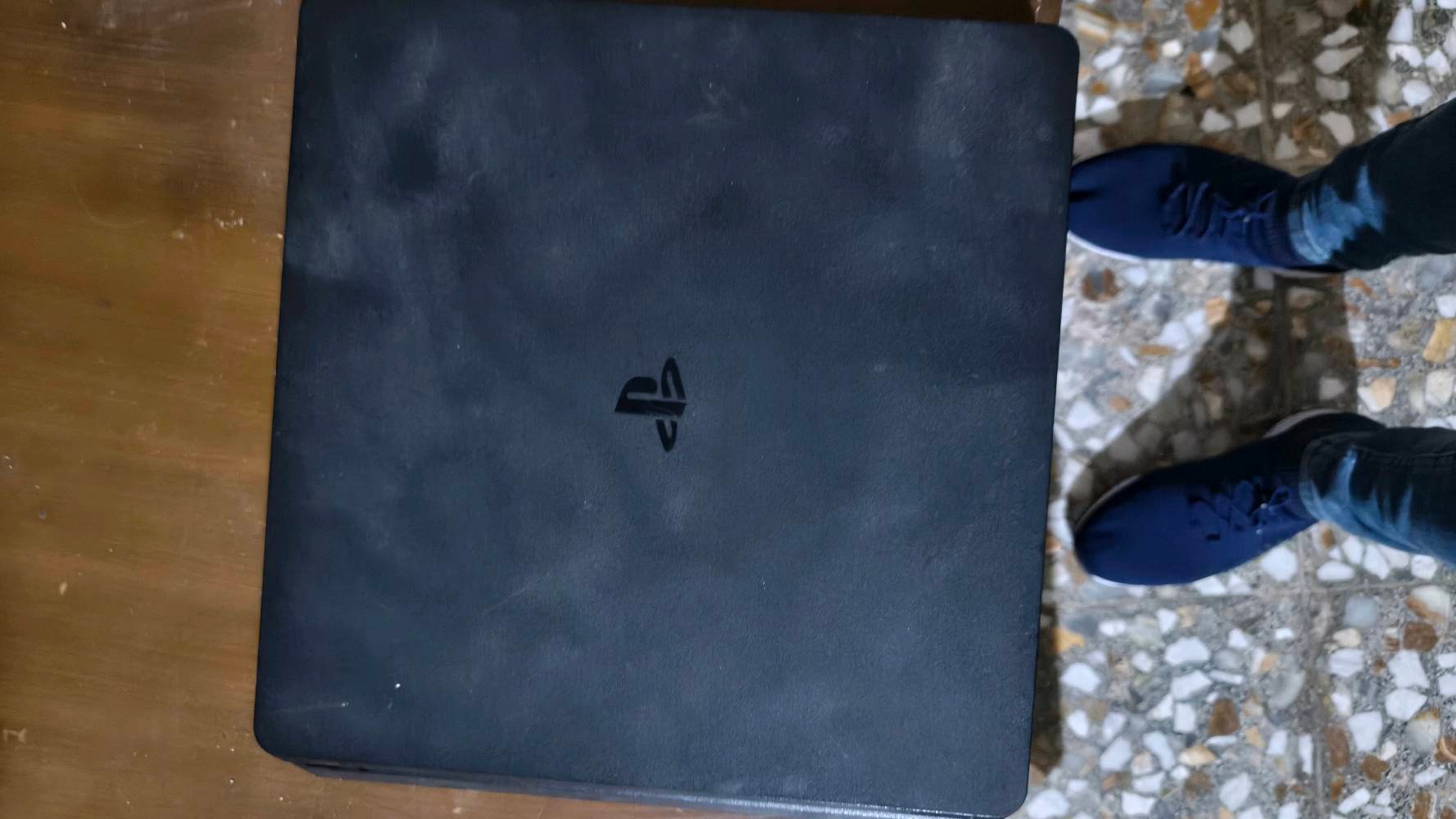 بلي 4 سلم مهكر ما مفتوح
ذاكره 1 تيرا
جوستك عدد 5
كيبلات كامله
العاب بيس26+فيفا26+ ذا لاست 2. +gta 
مكاني بغداد ***********