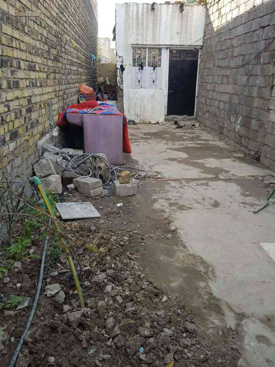 بيت مساحته ٧٥ متر سند قرب شريفه بنت الحسن عليها السلام بي غرفه ومطبخ وحمامات كلدور واستقبال الشراي يتفضل *********** خاص سند ٢٥ بيت مناسب
