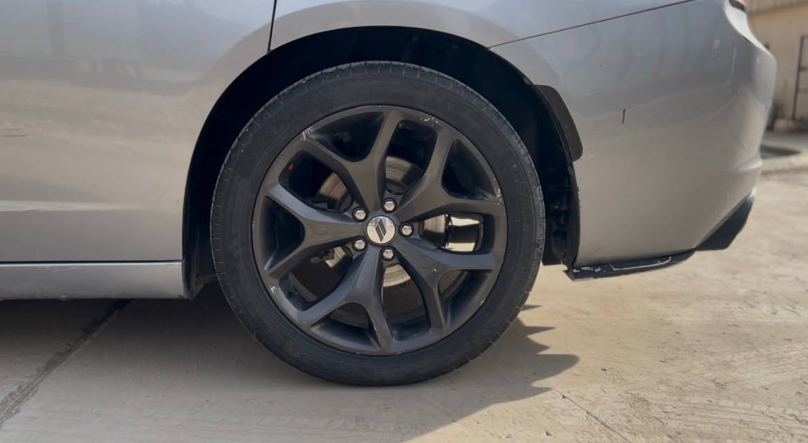 جارجر 2017
كلين تايتل بدون قطره صبغ
وراد كندي
مواصفات الكندي المعروفه 
الصدر جديد امامي خلفي
تايرات تخم جديد 
مكفوله كفاله عامه تحويل ثاني يوم 
مكان السيارة الدوره ( جمعيه خير ًالله)
لتواصل 
0777 204 3187
***********
