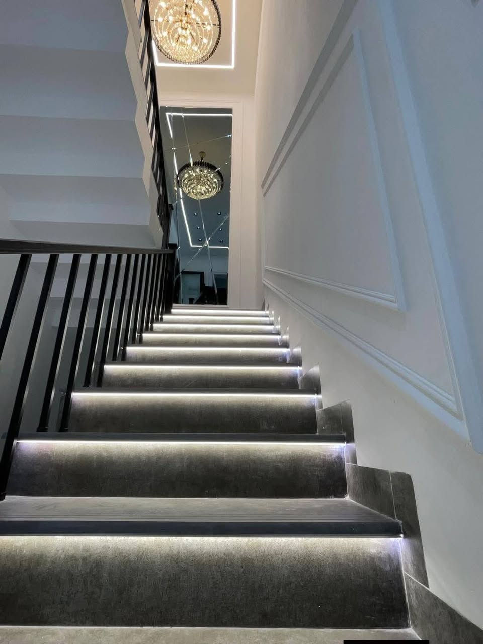 ***********   بیت للبیع كلش حلو مكان راقي خدمات كامل 200متر شارع 15 قریب شارع عام سوق مدارس عربي منطقه رابرین زانكو     
طابیقن 4غرف نوم بیها  
خـــانوو بۆ فرۆشتن لە ســلێمانی-( گەرەکی زانکۆ) 
ڕووبەری(200)مەترە
لەسەر شەقامی 15مەتری
دوو نهۆمە 
پێکهاتووە لە:
نهۆمی یەکەم: ***********  
 میوان,هۆڵ،  چێشتخــانە، 1ژووری نووستن ، مشتملات 
نهۆمی دووەم:  هۆڵ  ، 3ژووری نووستن ، مشتملات
